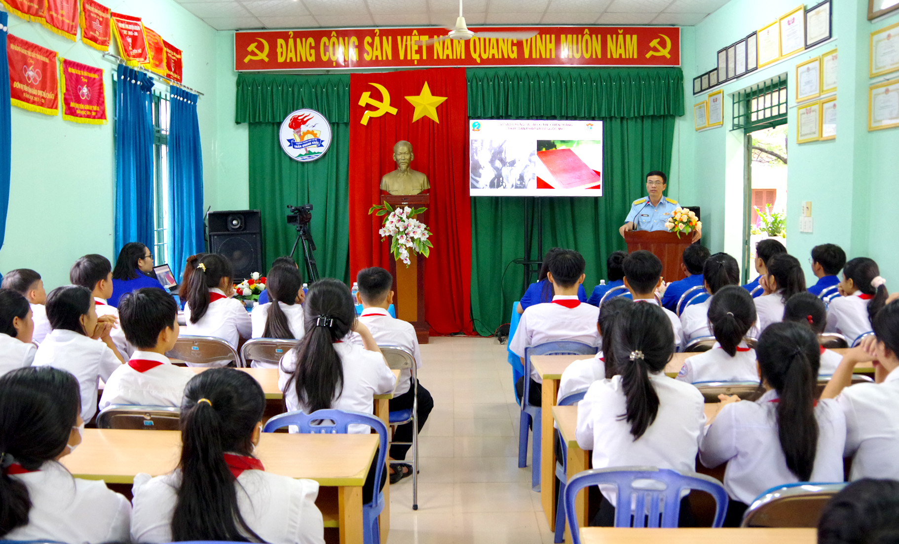 Tổ chức tuyên truyền về truyền thống vẻ vang của Quân đội nhân dân Việt Nam cho các em học sinh Trường THCS Trần Quang Khải.