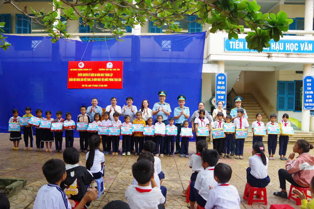 Đoàn công tác của sư đoàn trao tặng quà cho các em học sinh có hoàn cảnh khó khăn.