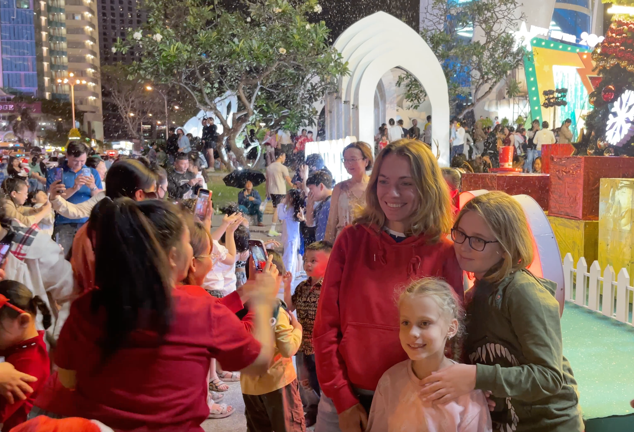 VIDEO: Rộn ràng không khí đêm Giáng sinh