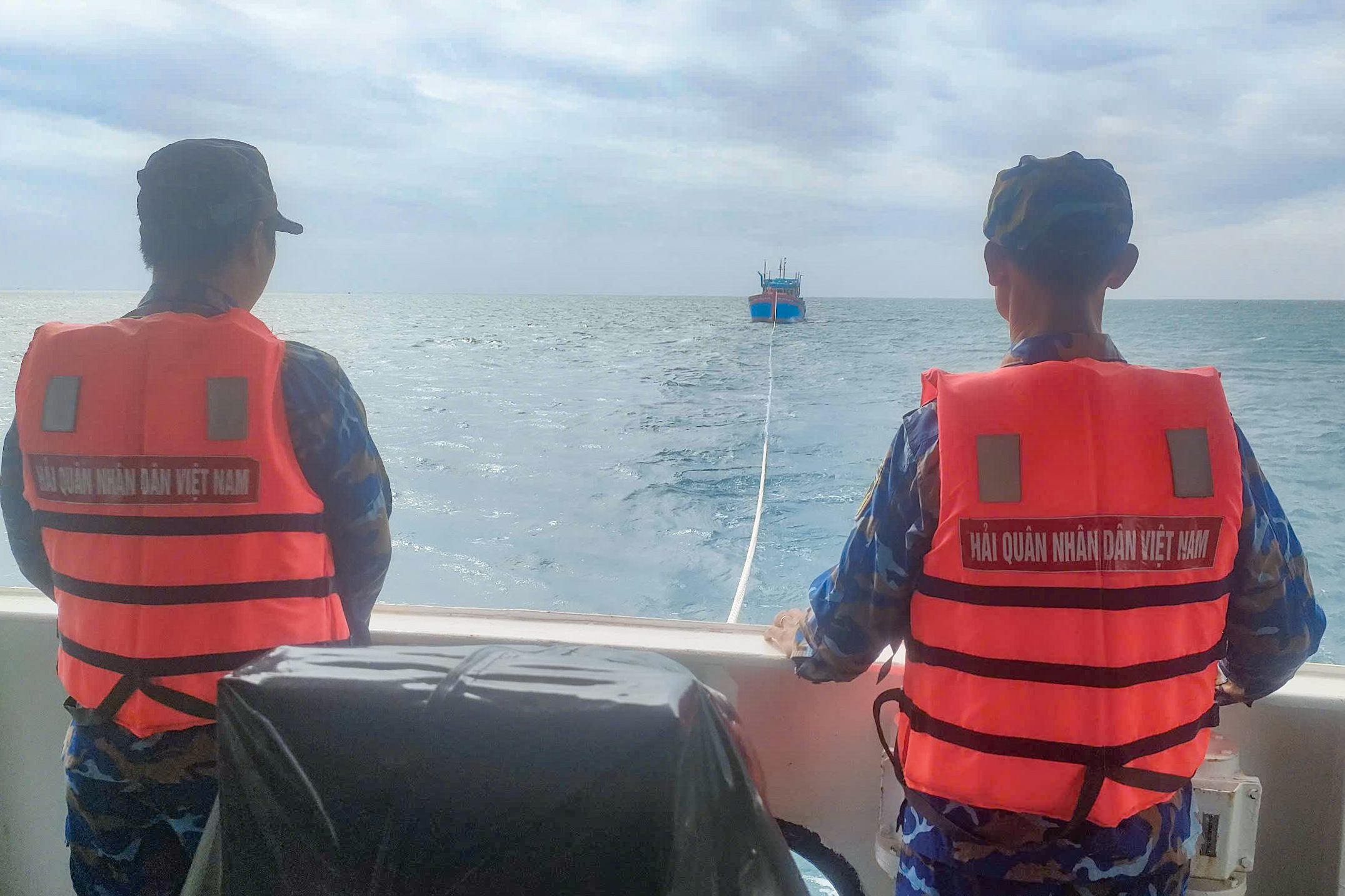 Tàu 417, Vùng 4 Hải quân lai kéo tàu cá tỉnh Quảng Ngãi bị hỏng máy