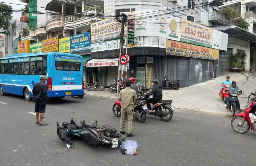 Xe buýt và xe máy va chạm, 1 phụ nữ bị thương nặng