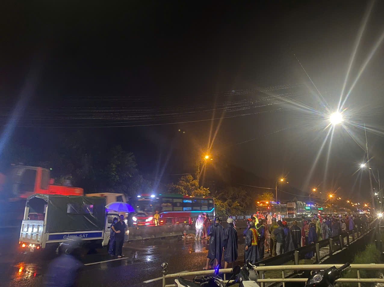 Chạy xe máy tự tông vào dải phân cách, 3 người tử vong tại chỗ