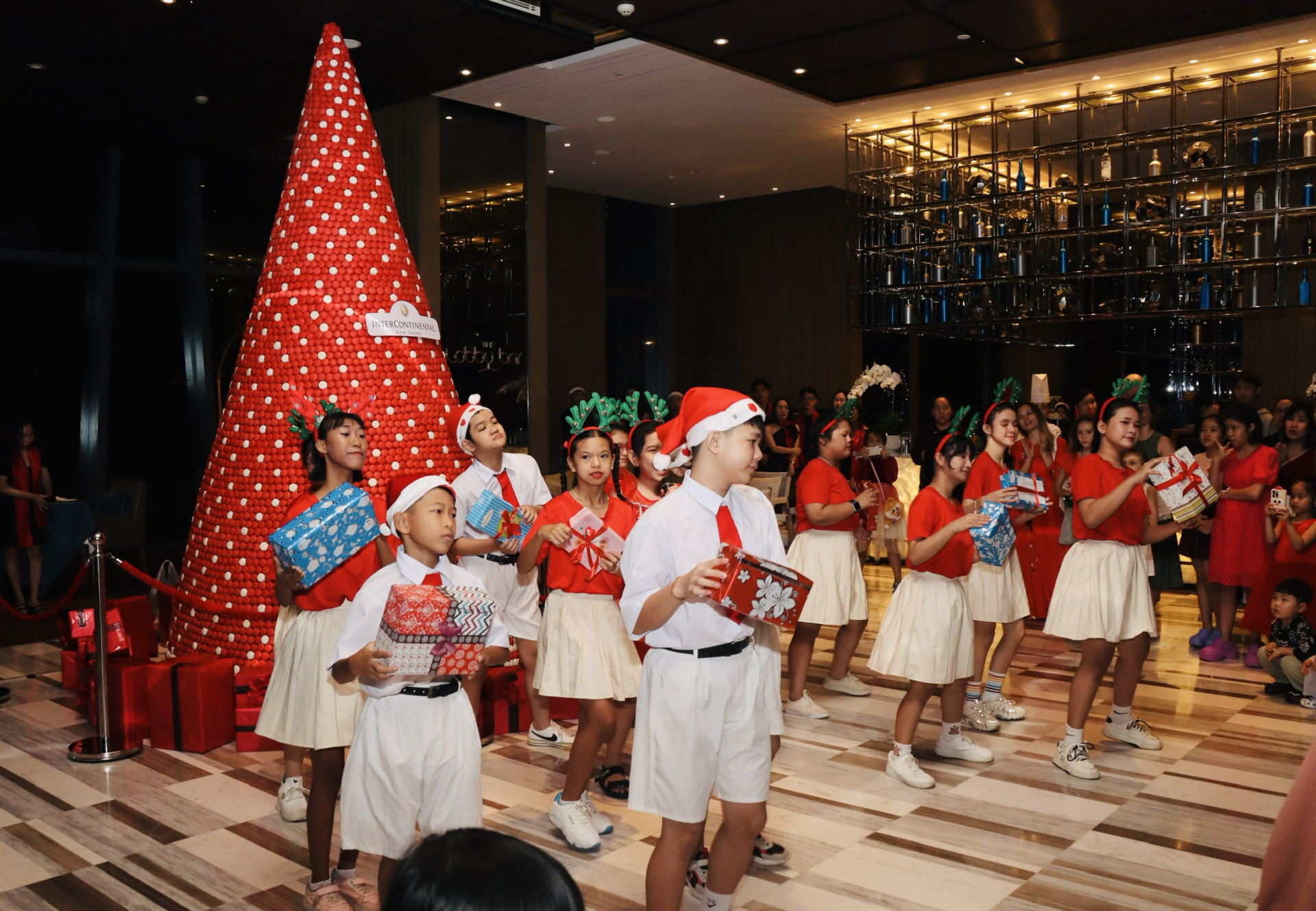 Khách sạn InterContinental Nha Trang ra mắt cây thông Noel làm bằng 17.000 cặp bánh Macaron