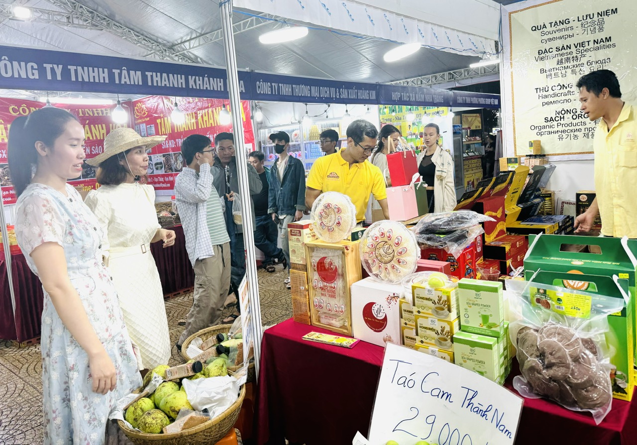 Người dân, du khách tìm hiểu các sản phẩm đặc sản của Khánh Hòa tại hội chợ