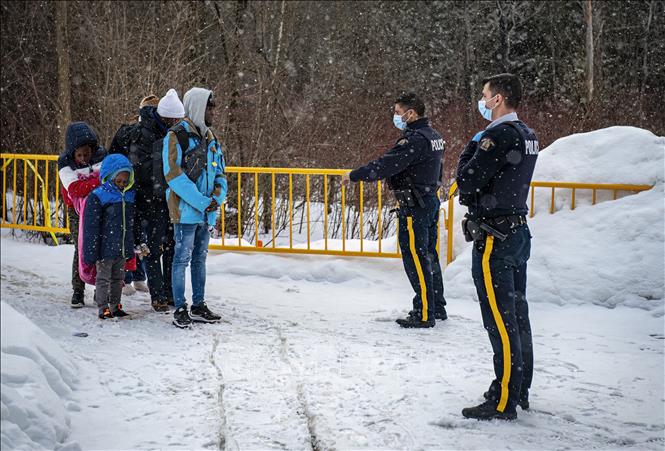 Người di cư tới cửa khẩu Roxham ở Quebec, Canada. Ảnh: AFP/TTXVN
