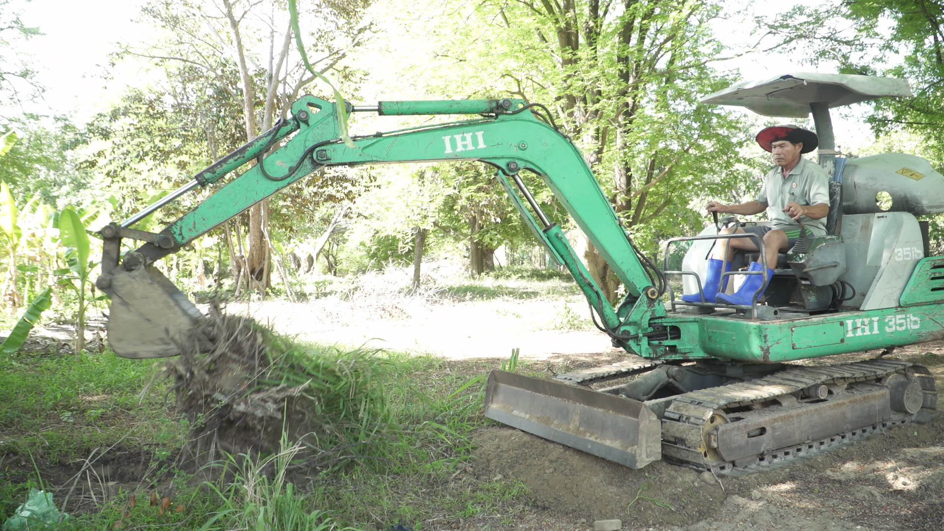 Cựu chiến binh Lê Thái Sơn cải tạo vườn đồi phát triển kinh tế.