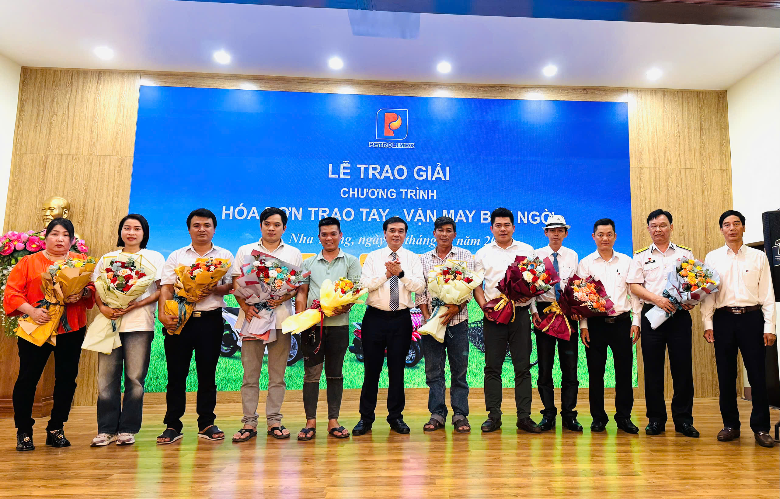 Đại diện công ty chúc mừng các cá nhân đạt giải