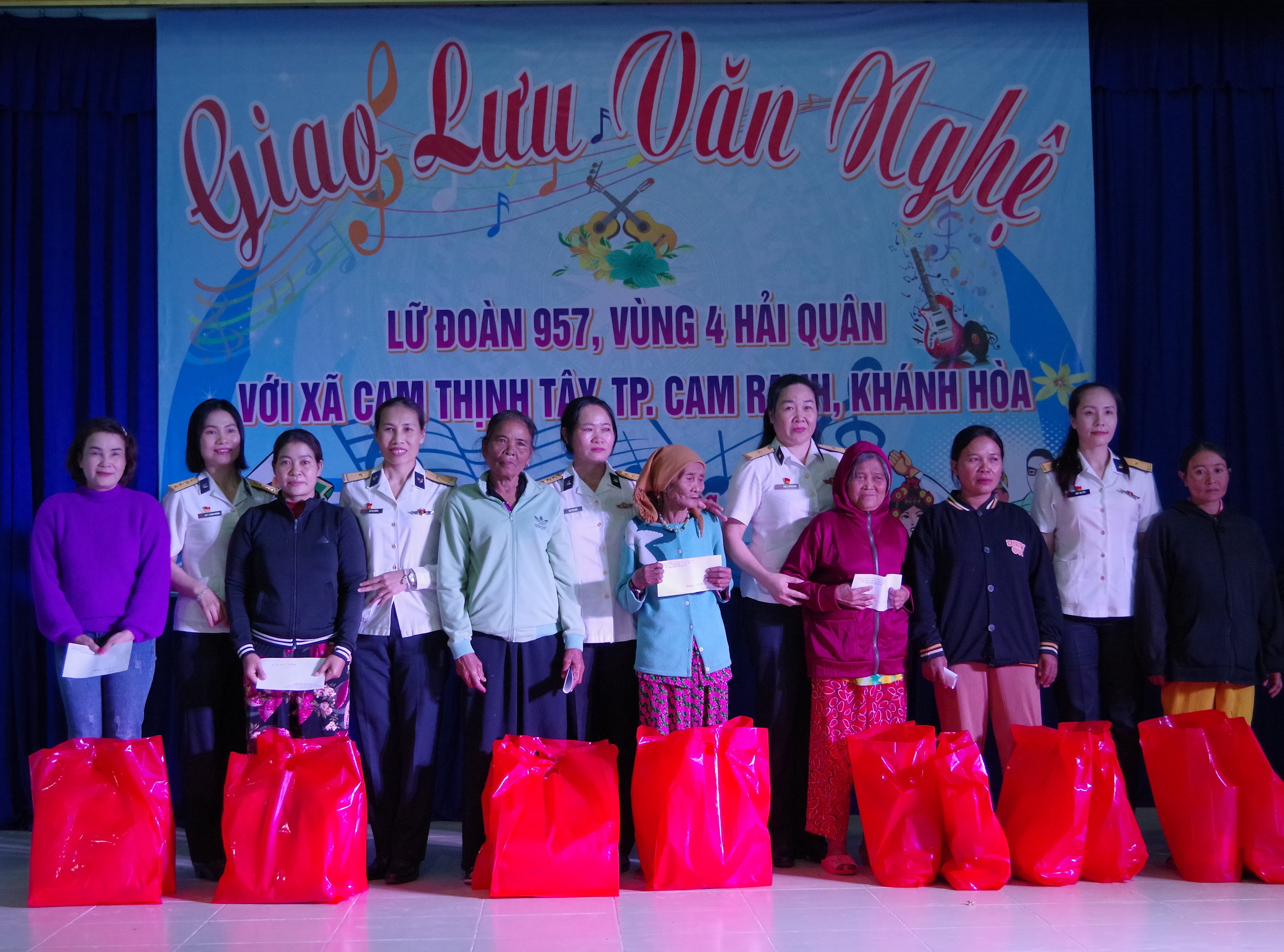 Đại diện Hội Phụ nữ Lữ đoàn 957 tặng quà cho người dân