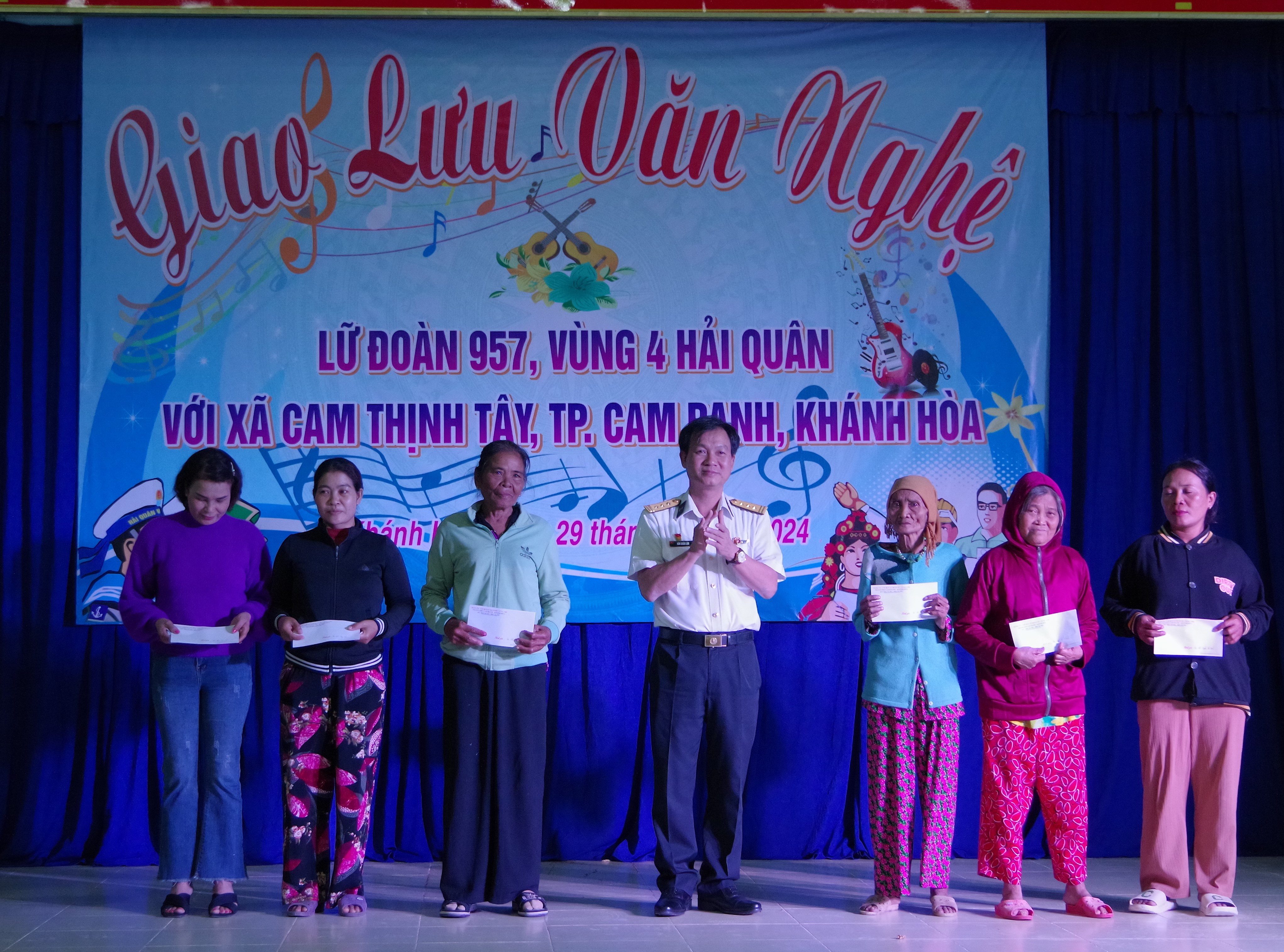 Đại diện Lữ đoàn 957 trao quà cho các gia đình chính sách