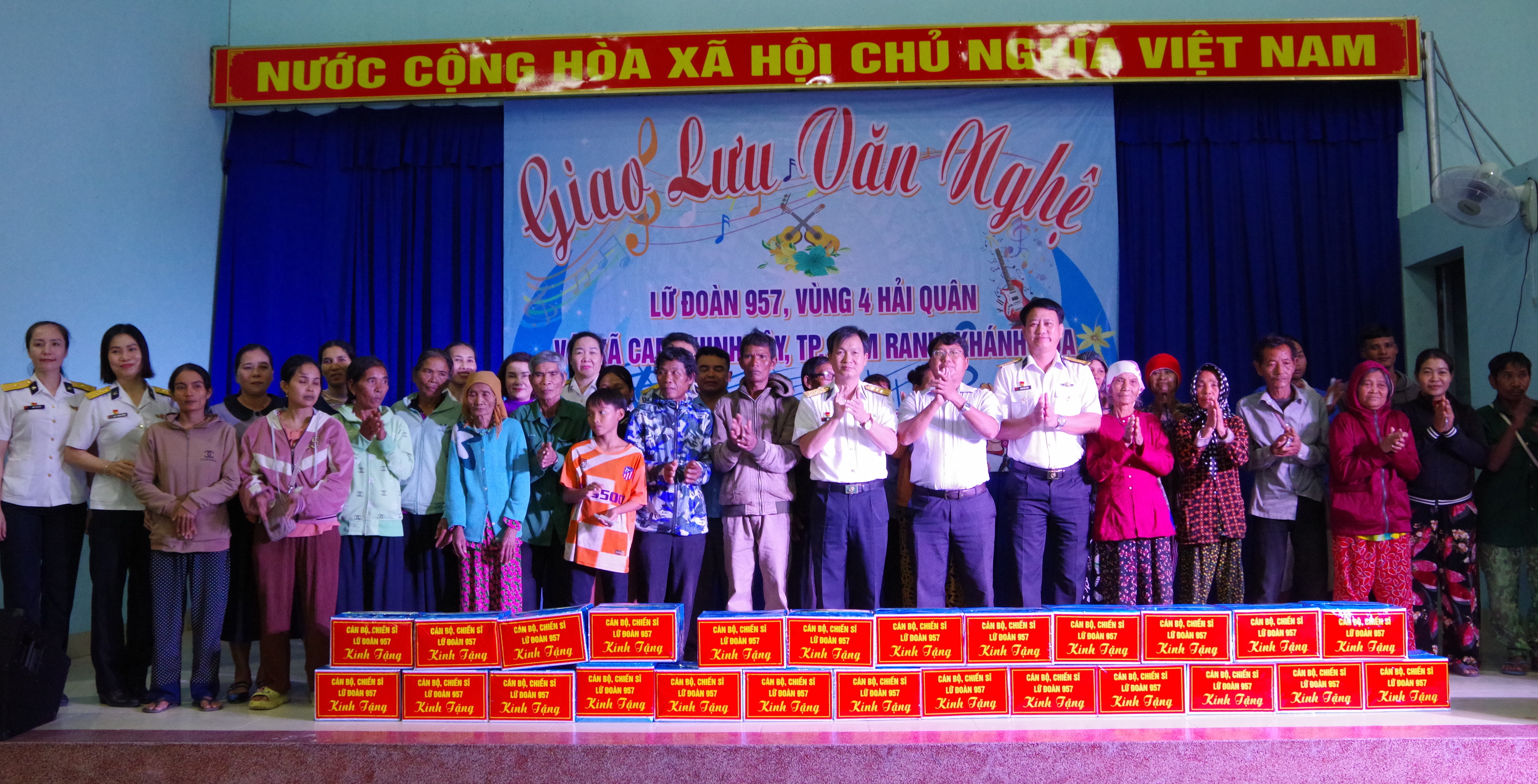 Đại diện Lữ đoàn 957 và địa phương trao quà cho các gia đình chính sách và khó khăn