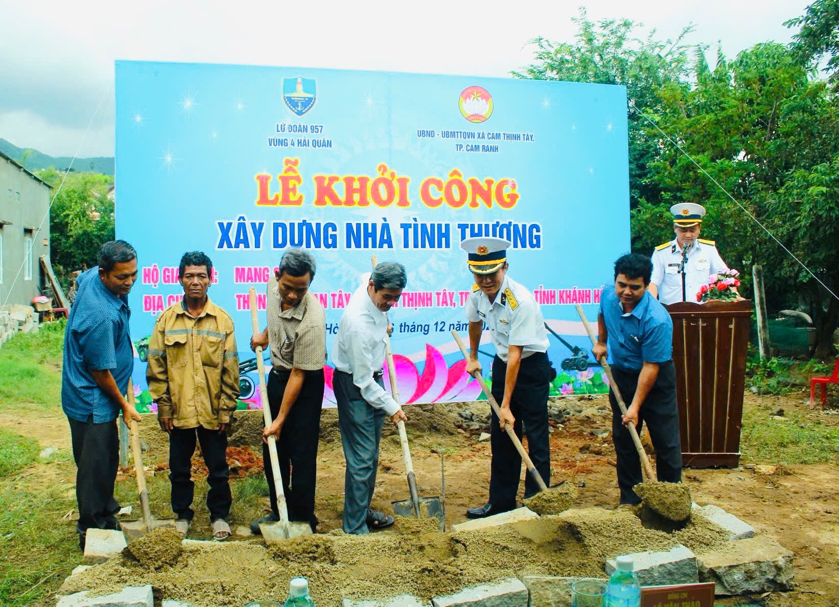 Đại diện Lữ đoàn 957 và địa phương thực hiện nghi thức khởi công xây dựng nhà cho gia đình ông Mang Sai