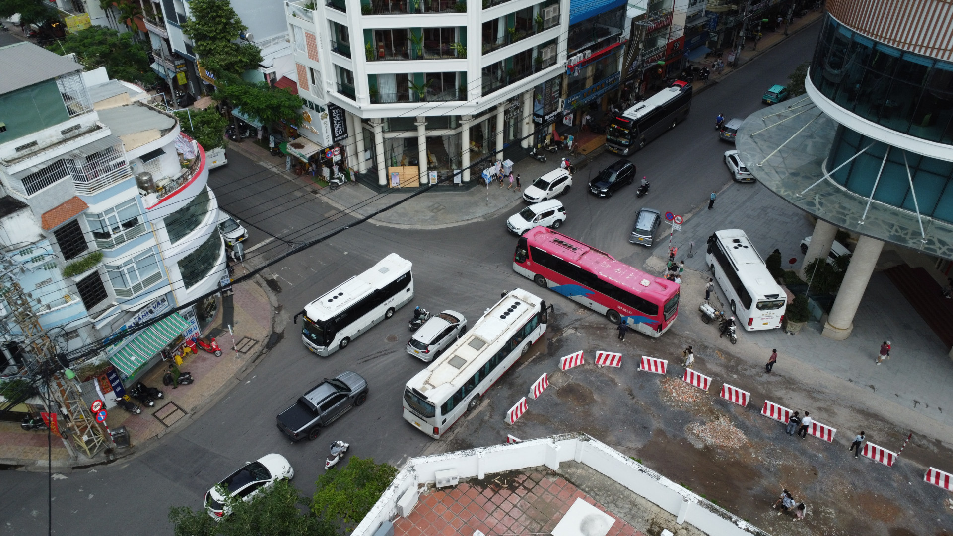 Ngã tư Nguyễn Thị Minh Khai - Tô Hiến Thành thường xuyên kẹt xe do xe khách trên 29 chỗ ngồi đi vào trung tâm TP. Nha Trang.