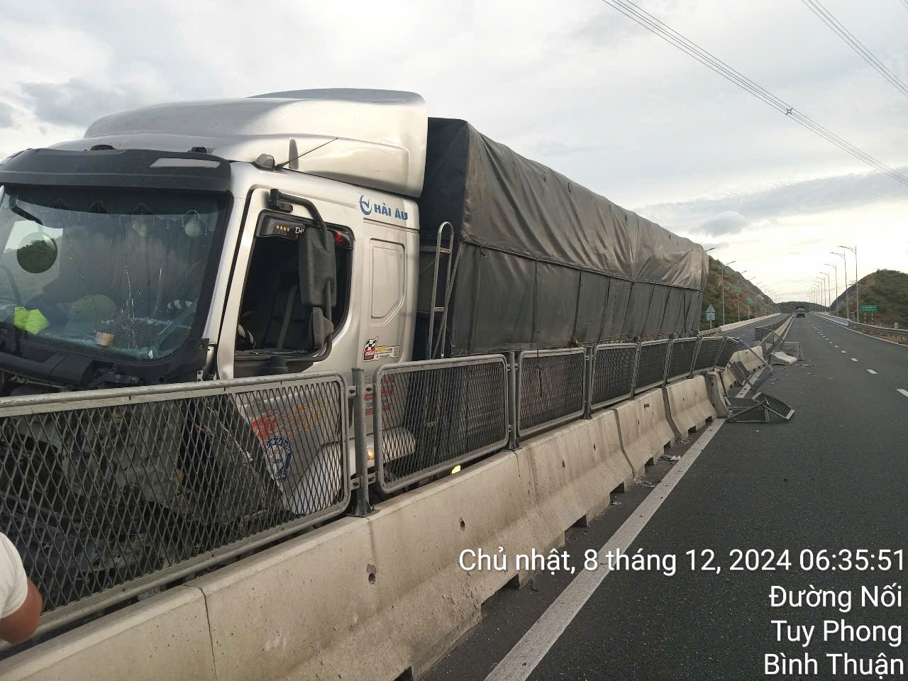 Dải phân cách bê tông cốt thép đúc sẵn tiềm ẩn nguy cơ mất an toàn