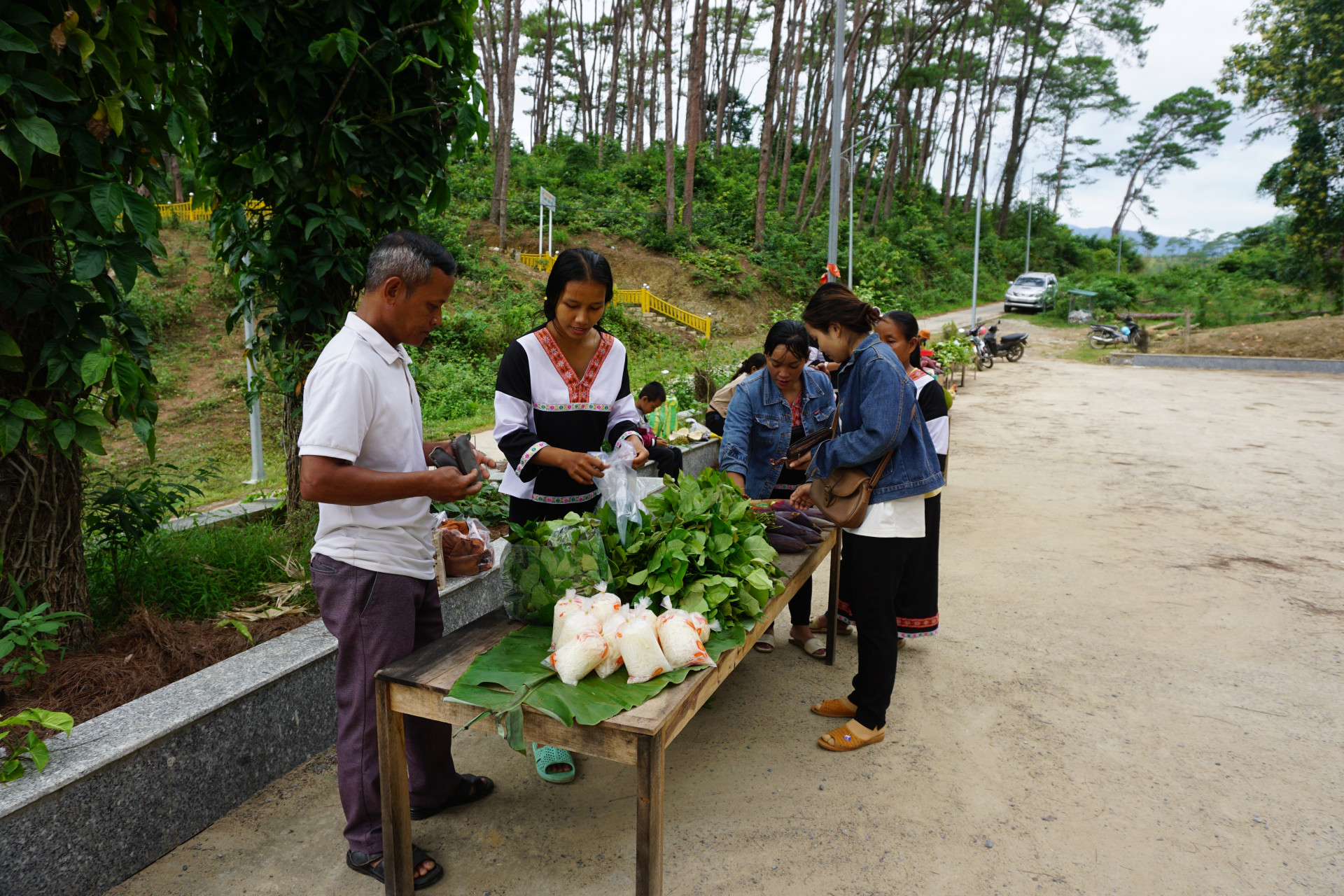 People buy and sell agricultural products at the agricultural market in To Hap town in November 2024.