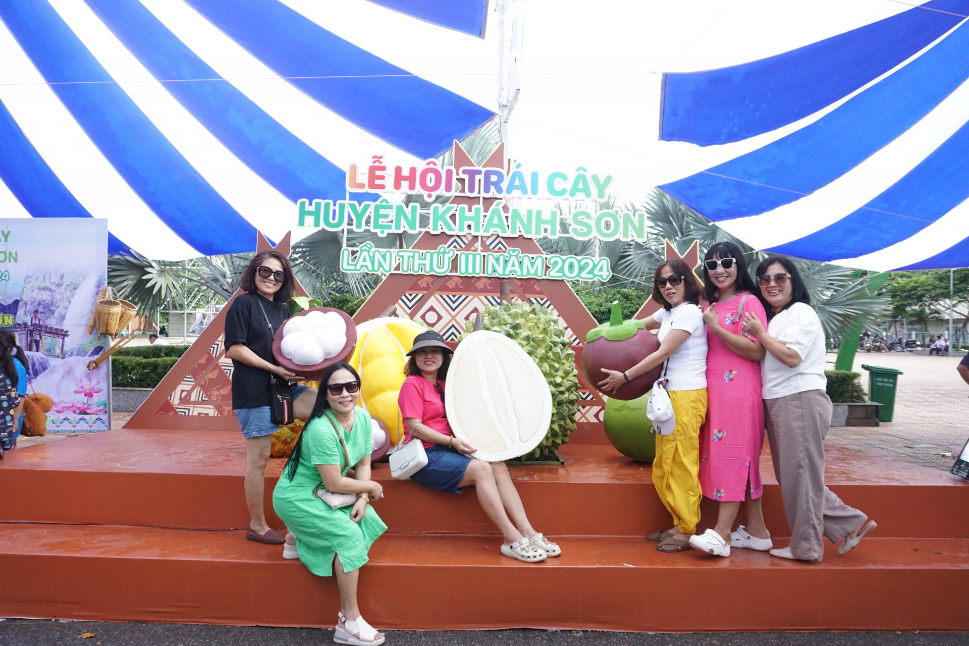 Tourists at Khanh Son Fruit Festival 2024