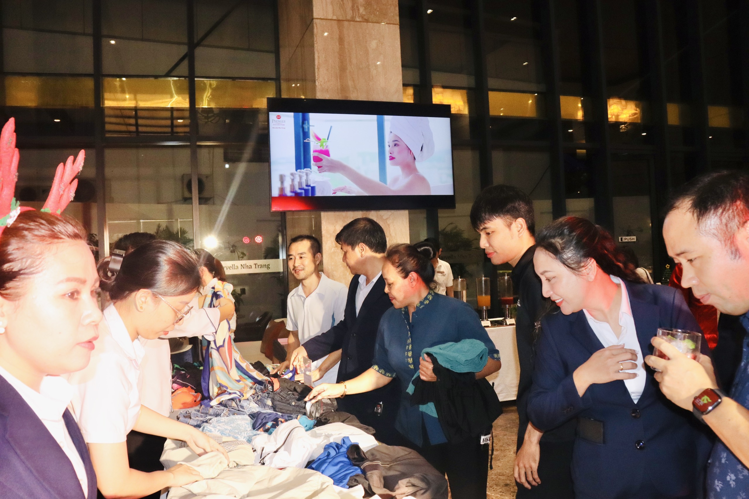 Khách sạn Best Western Premier Marvella Nha Trang bán đồ cũ để làm từ thiện nhân mùa Giáng sinh