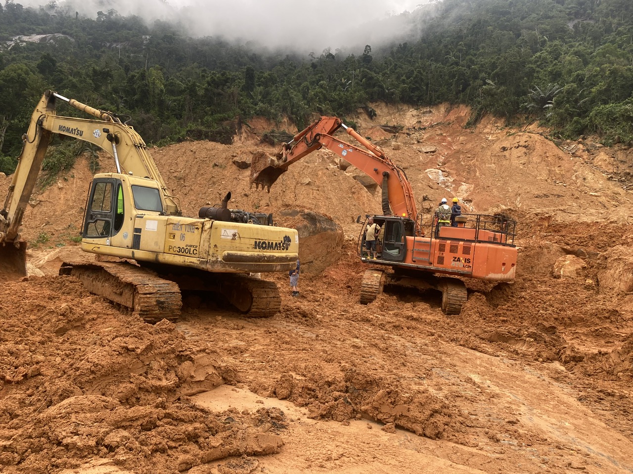 Phát hiện thêm 4 khối đá lớn tại đoạn sạt lở trên đèo Khánh Lê