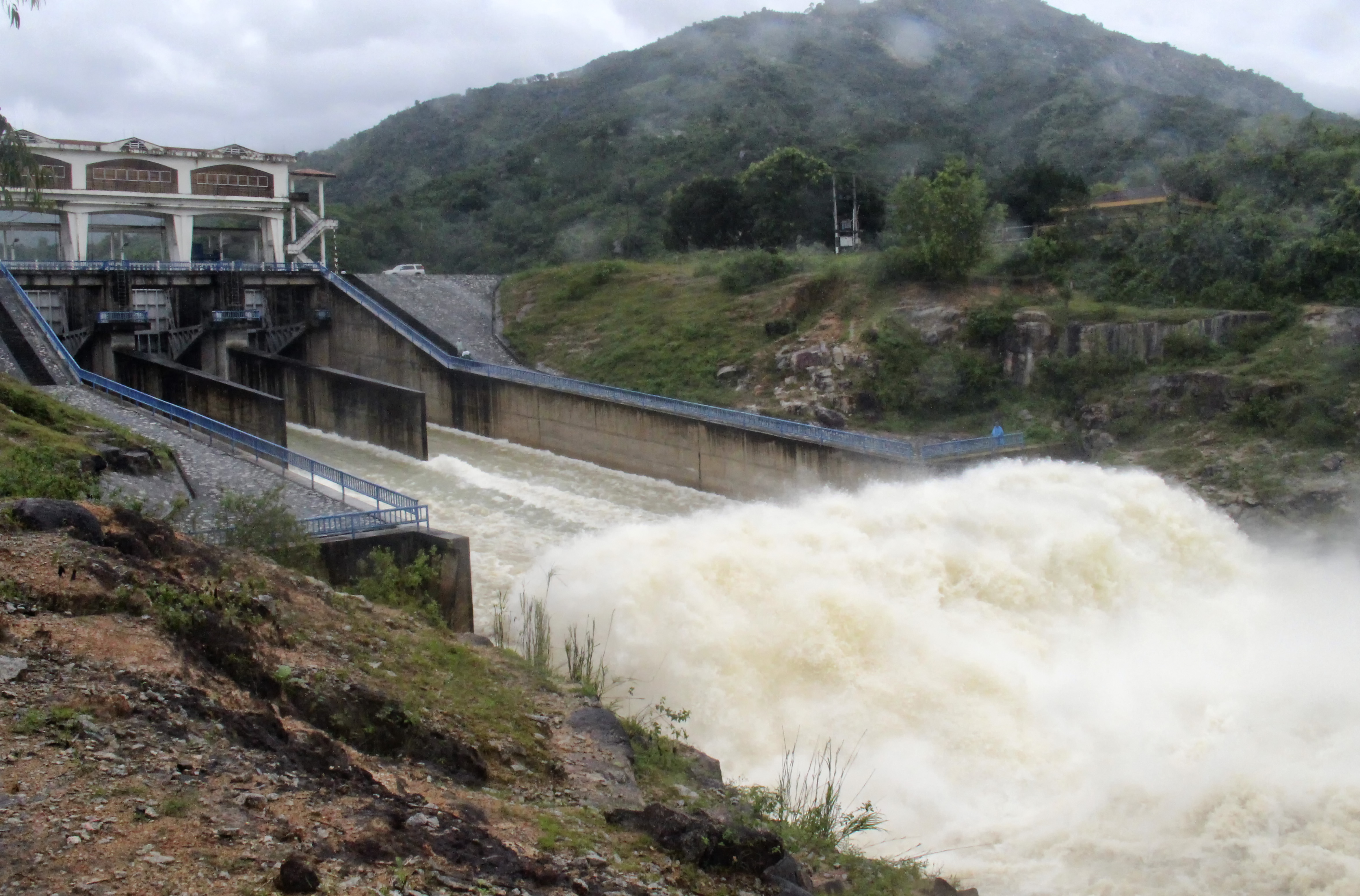 Hồ Suối Dầu điều tiết với mức xả cao nhất là 90m3/s.
