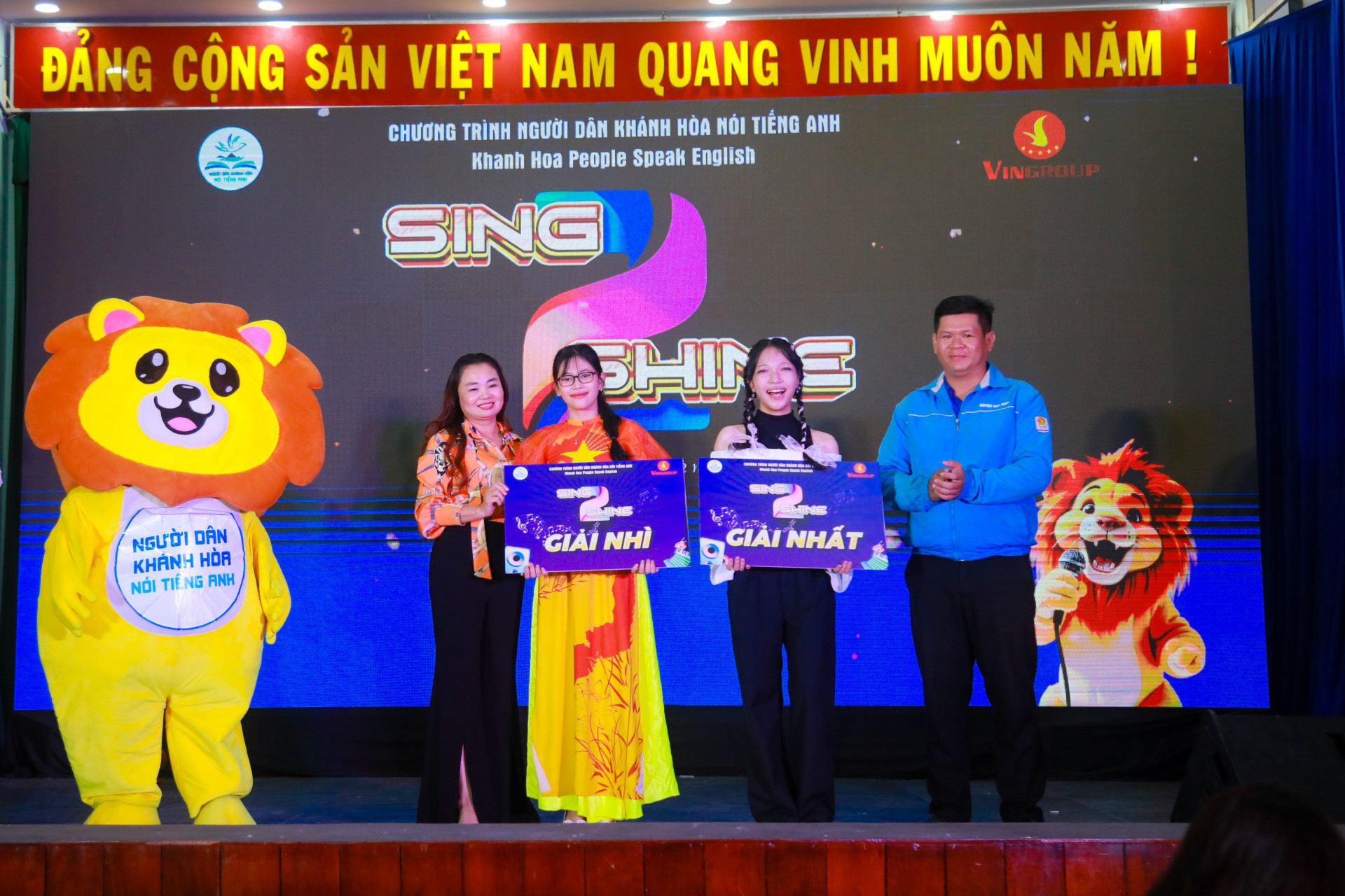 Ban tổ chức trao giải nhất, nhì cho thí sinh tại cuộc thi Sing to Shine. 