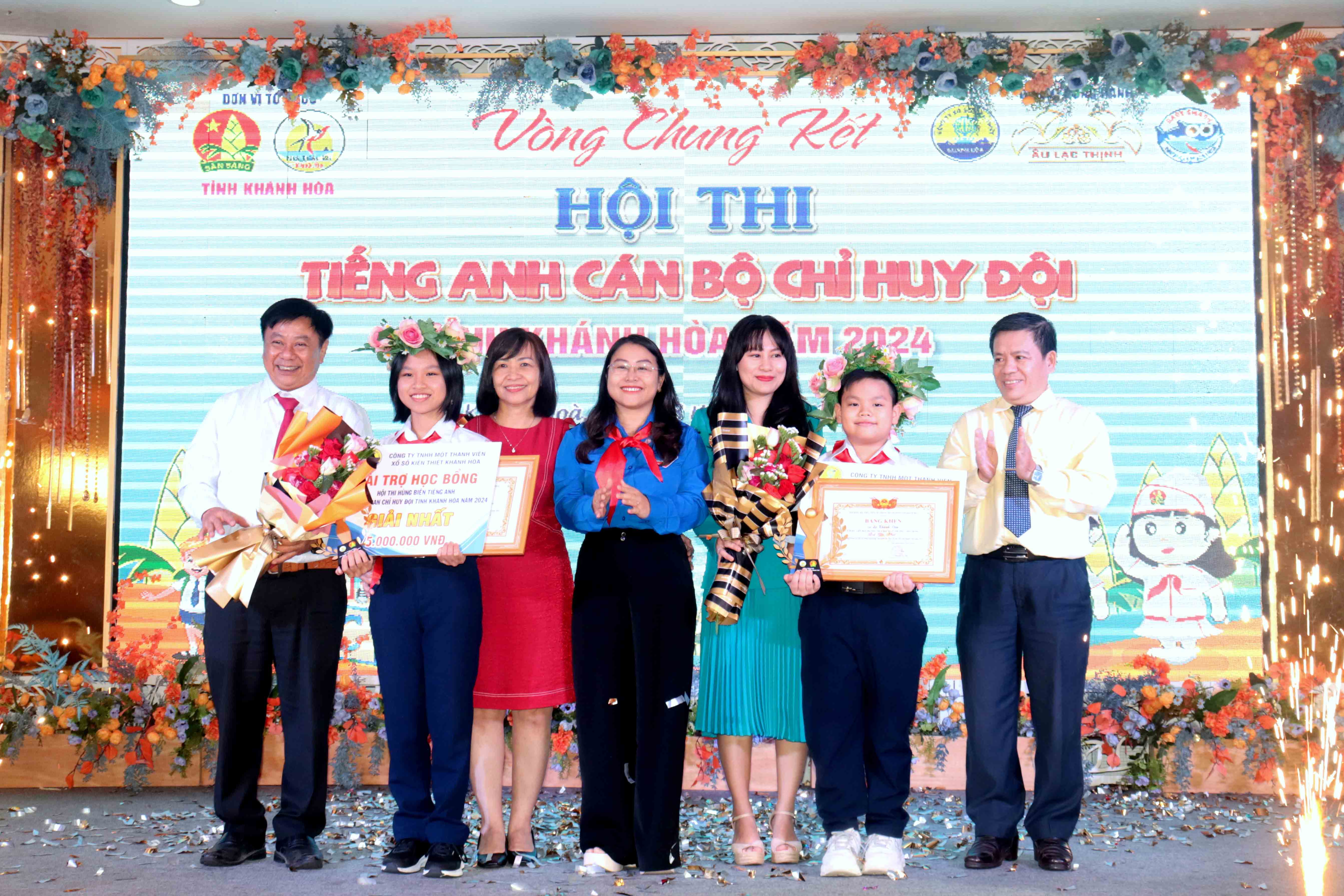 12 thí sinh tham gia vòng chung kết Hội thi hùng biện tiếng Anh dành cho Ban chỉ huy Đội