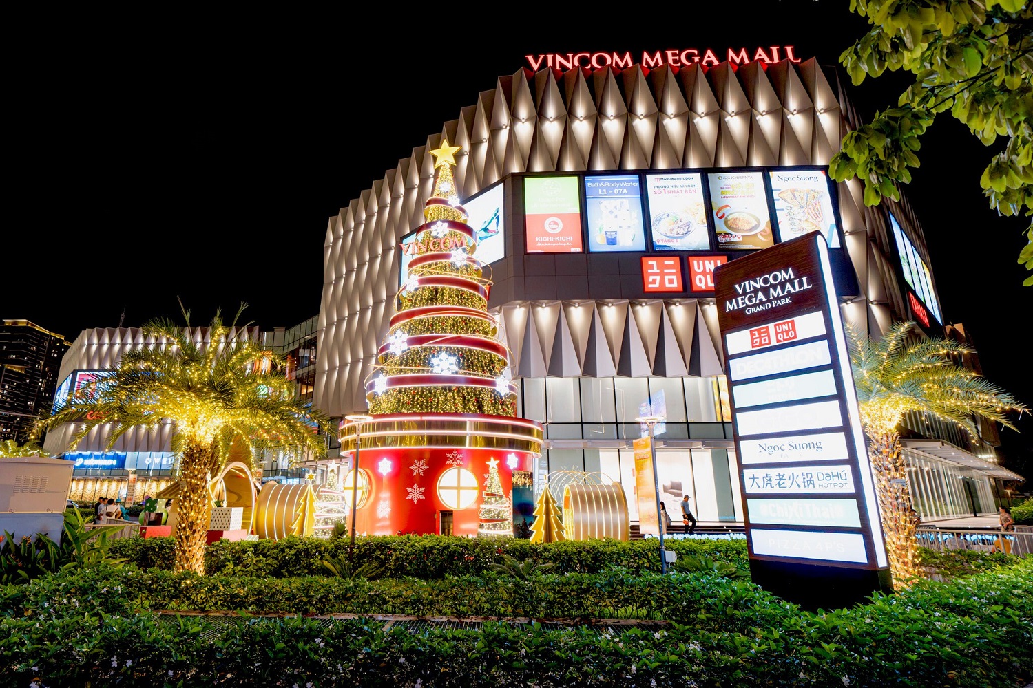  
Lễ thắp sáng cây thông Noel cao 17m sẽ bắt đầu vào 19h30 ngày 6/12 tại Vincom Grand Park