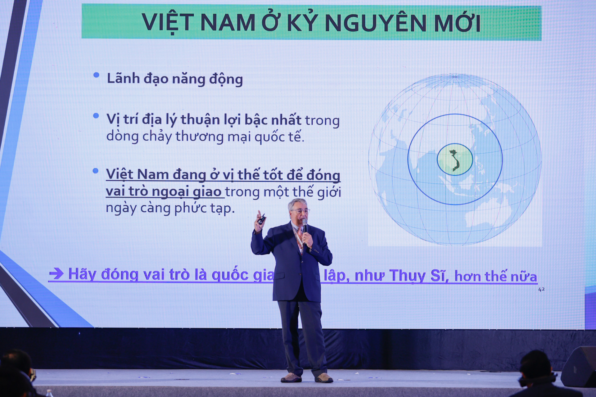 Các đại biểu thảo luận sôi nổi về tình hình phát triển logistics Việt Nam; tiềm năng, thế mạnh; cơ chế, chính sách, định hướng phát triển logistics Việt Nam tại phiên toàn thể - Ảnh: VGP/Nhật Bắc