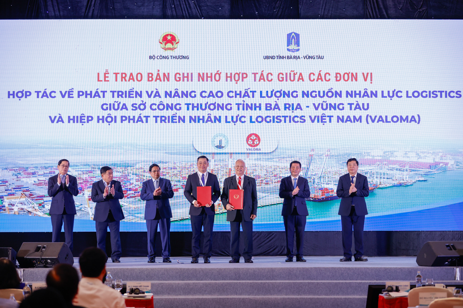 Thủ tướng chứng kiến trao hợp tác về phát triển và nâng cao chất lượng nguồn nhân lực logistics giữa Sở Công Thương tỉnh Bà Rịa-Vũng Tàu và Hiệp hội Phát triển nhân lực Logistics Việt Nam (VALOMA) - Ảnh: VGP/Nhật Bắc