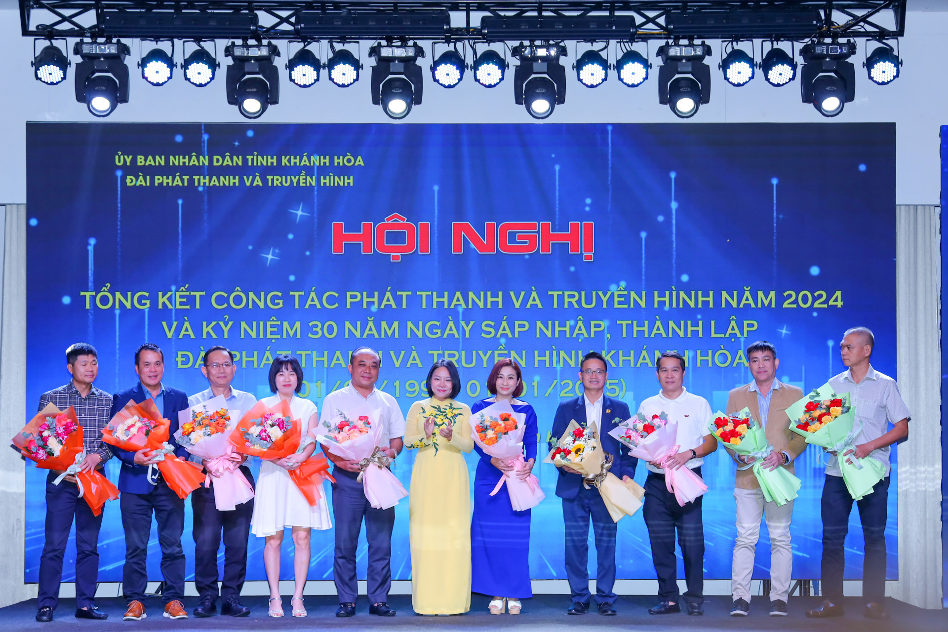 Lãnh đạo KTV tặng hoa tri ân các đơn vị đồng hành.