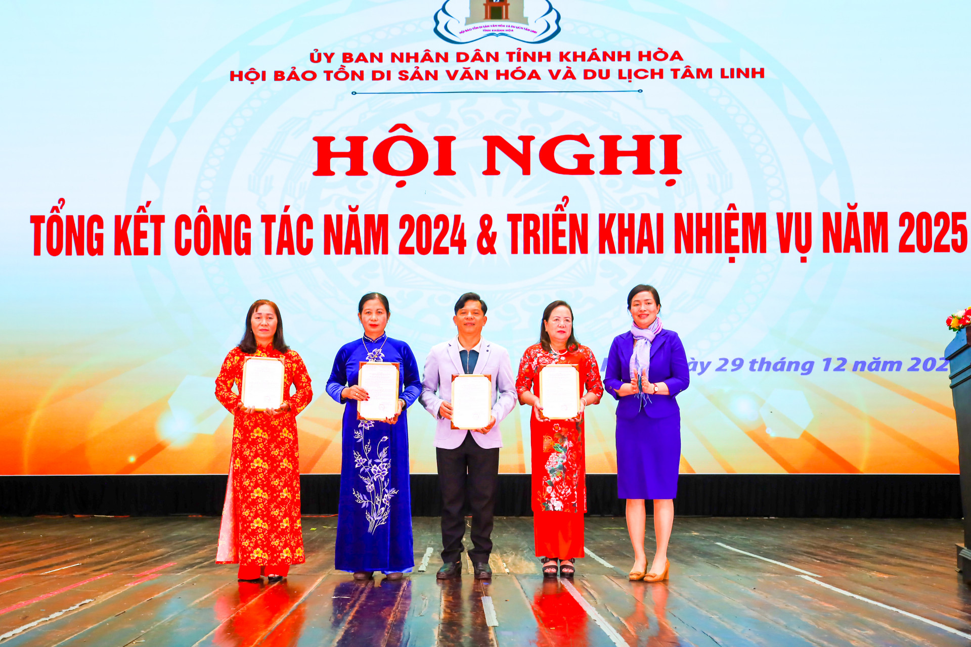 Lãnh đạo Sở Nội vụ trao quyết định cho đại diện các câu lạc bộ thực hành tín ngưỡng dân gian thờ Mẫu.