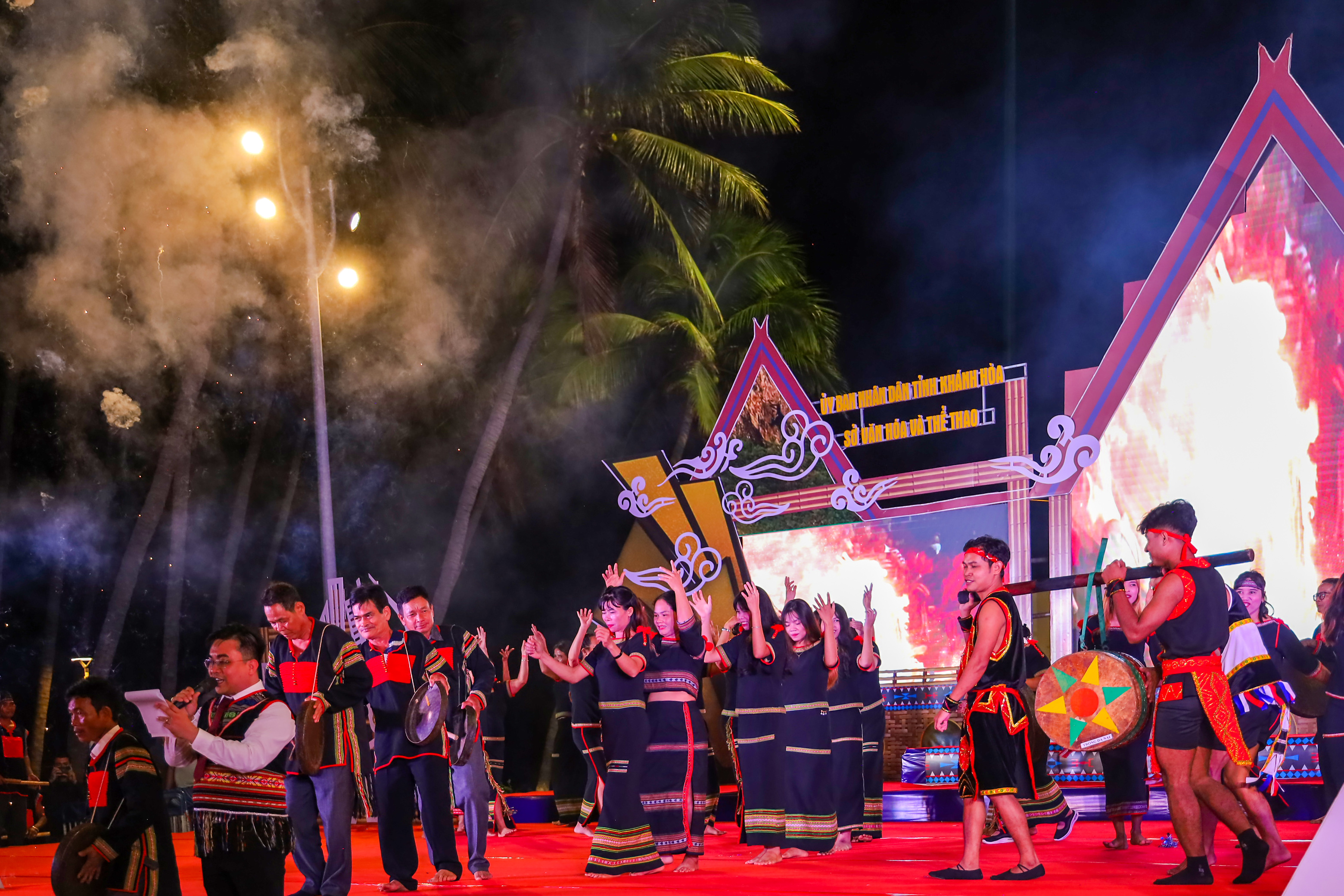 Rộn ràng đêm hội cồng chiêng