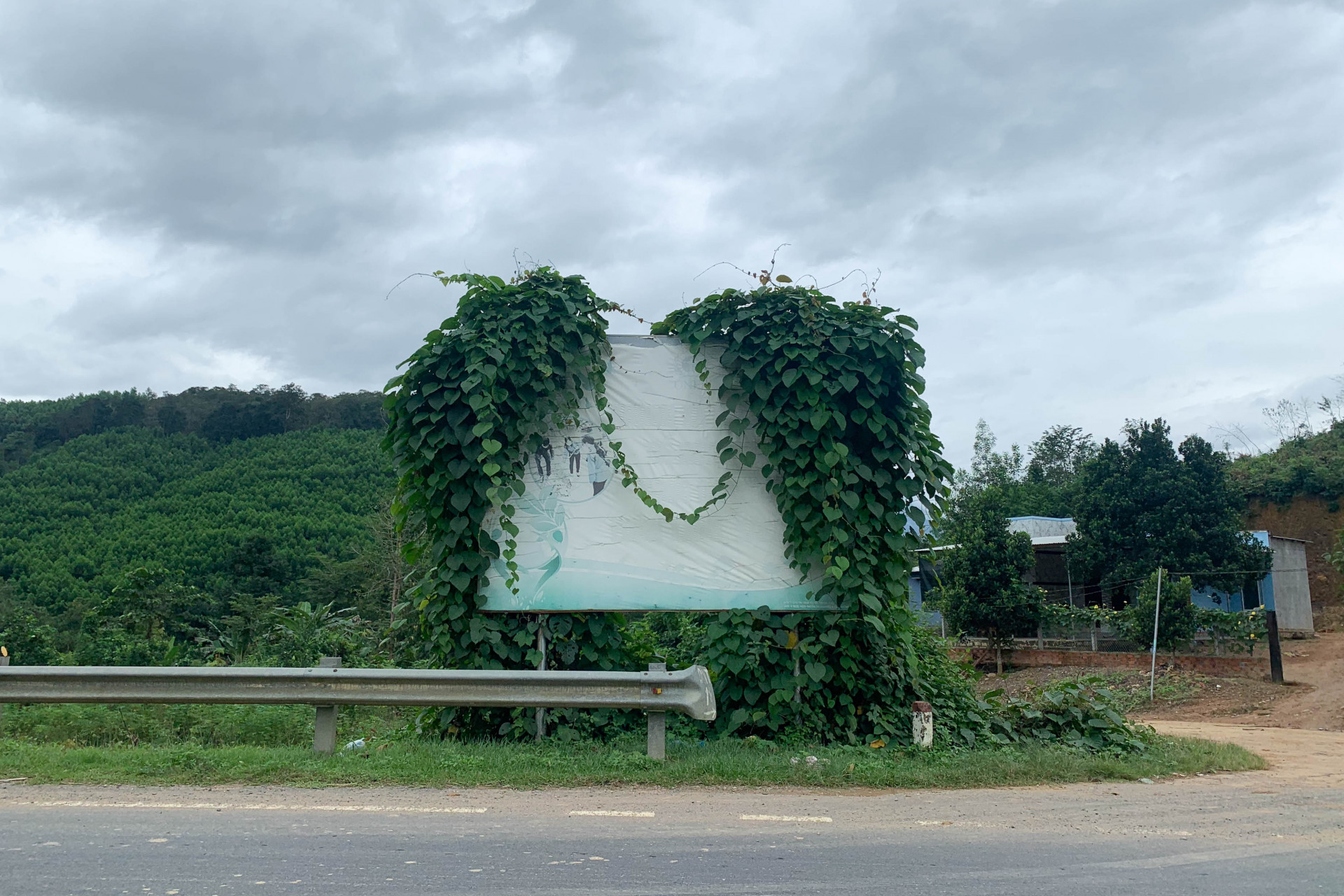 Pano tuyên truyền không còn tác dụng.