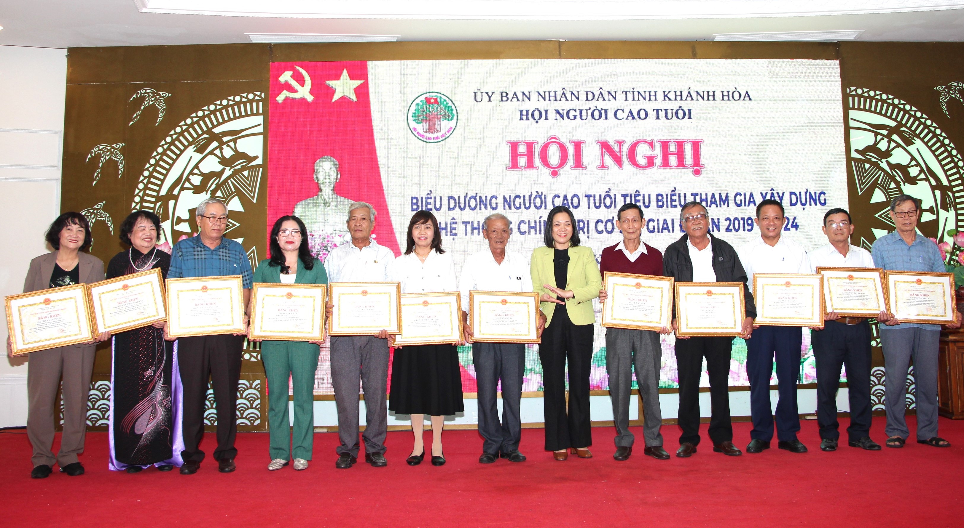 Khen thưởng 20 người cao tuổi tiêu biểu tham gia xây dựng hệ thống chính trị cơ sở