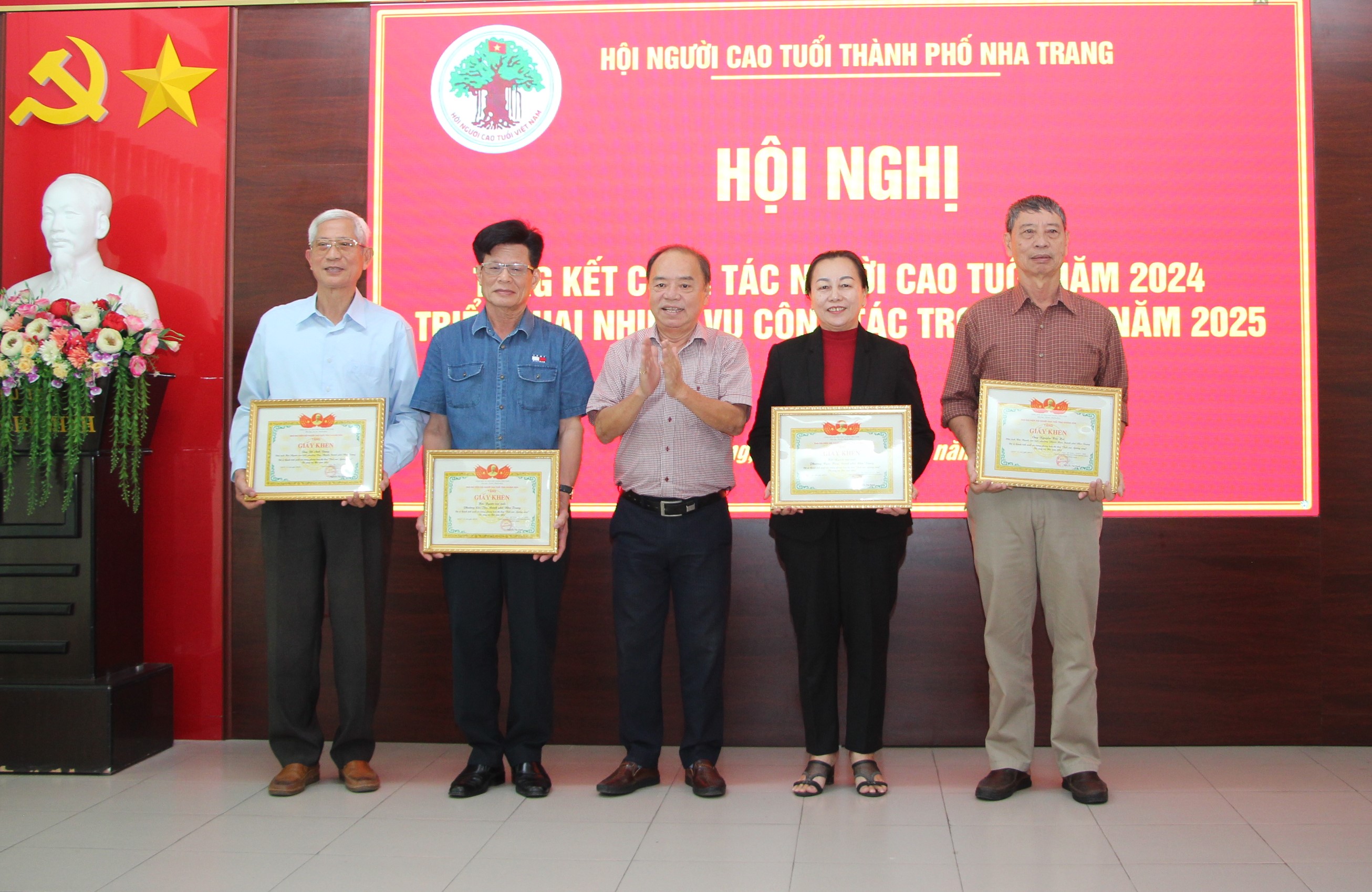 Khám mắt miễn phí cho hơn 12.100 người cao tuổi Nha Trang