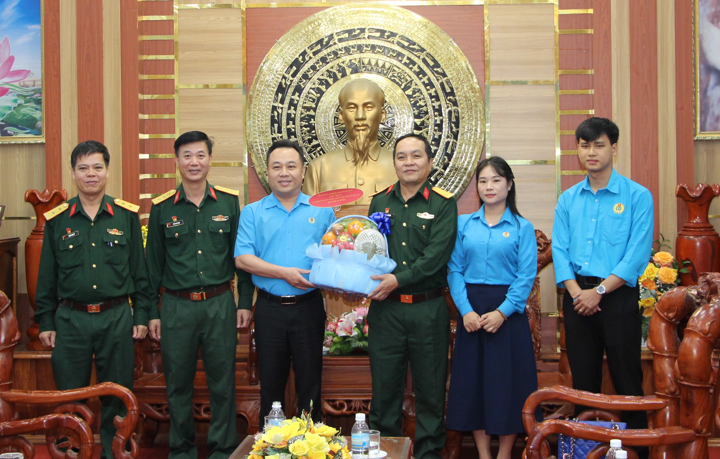 Liên đoàn Lao động tỉnh thăm, chúc mừng 3 đơn vị quân đội