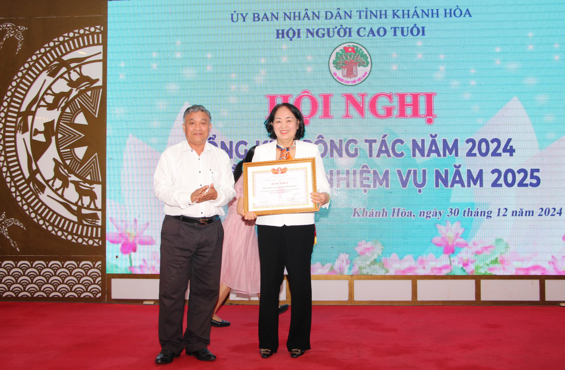 Lãnh đạo Ban Dân vận Tỉnh ủy đến dự và trao bằng khen của Hội Người cao tuổi Việt Nam cho Hội Người cao tuổi tỉnh.