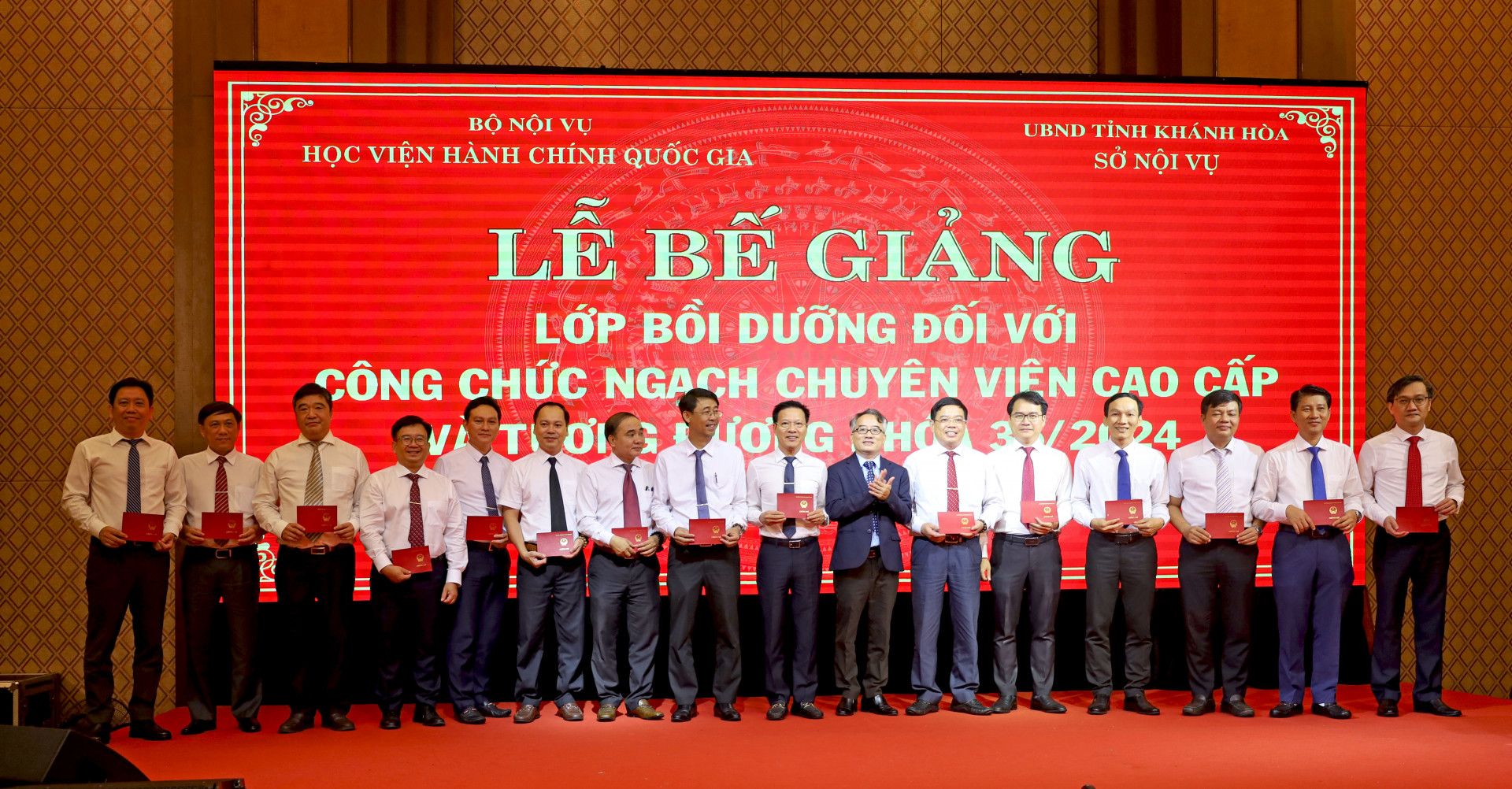 Các học viên nhận chứng chỉ hoàn thành khóa bồi dưỡng.