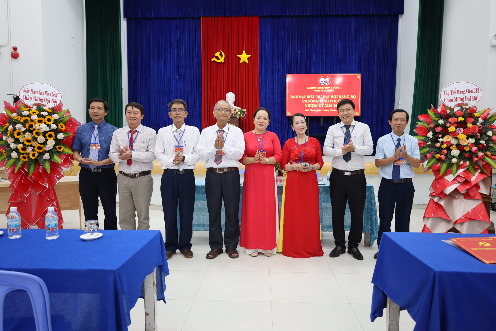 Lãnh đạo Đảng ủy phường Vĩnh Phước chúc mừng Chi ủy Chi bộ tổ dân phố Hòn Chồng 3 khóa mới.
