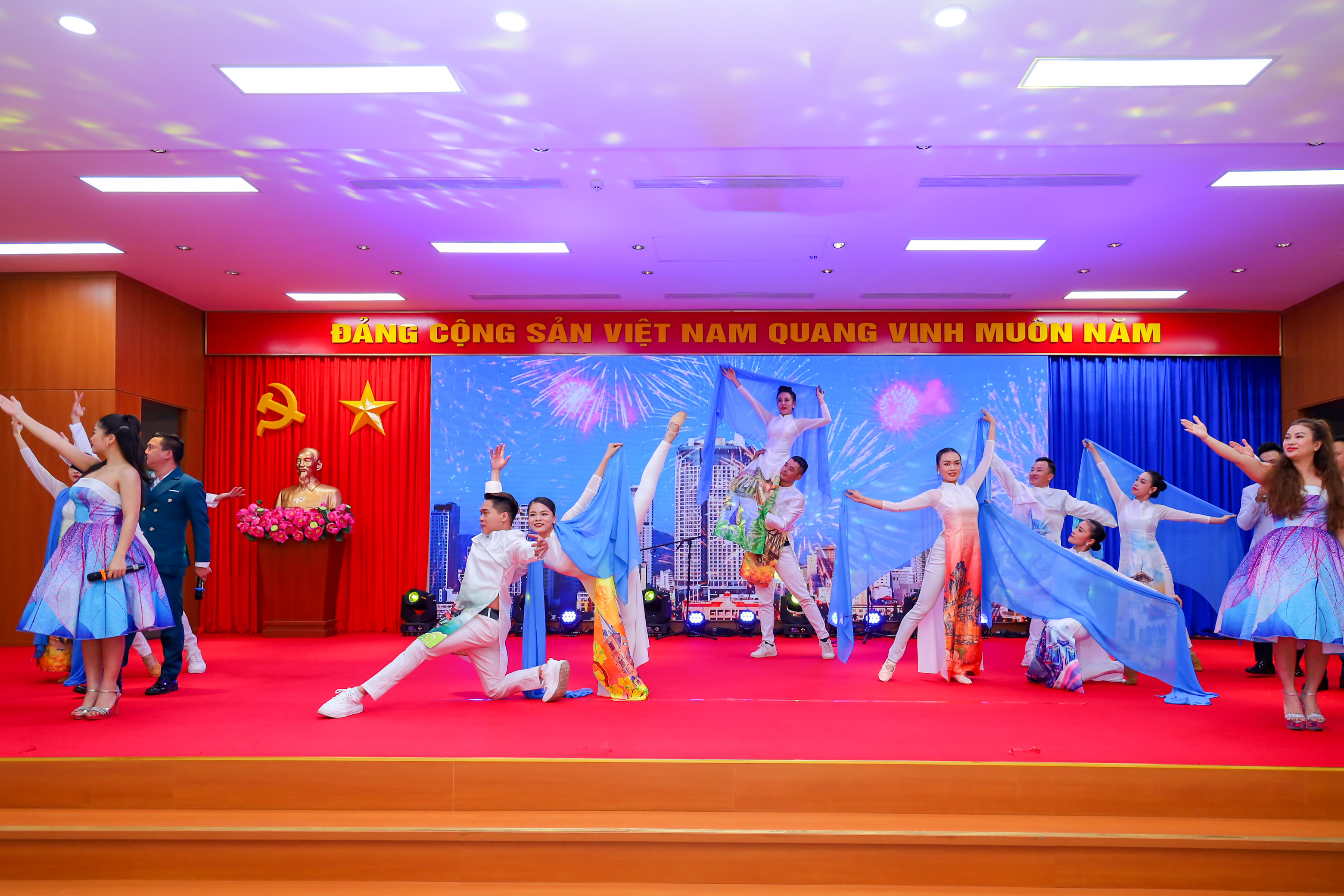 Mang tiếng hát đến với công nhân