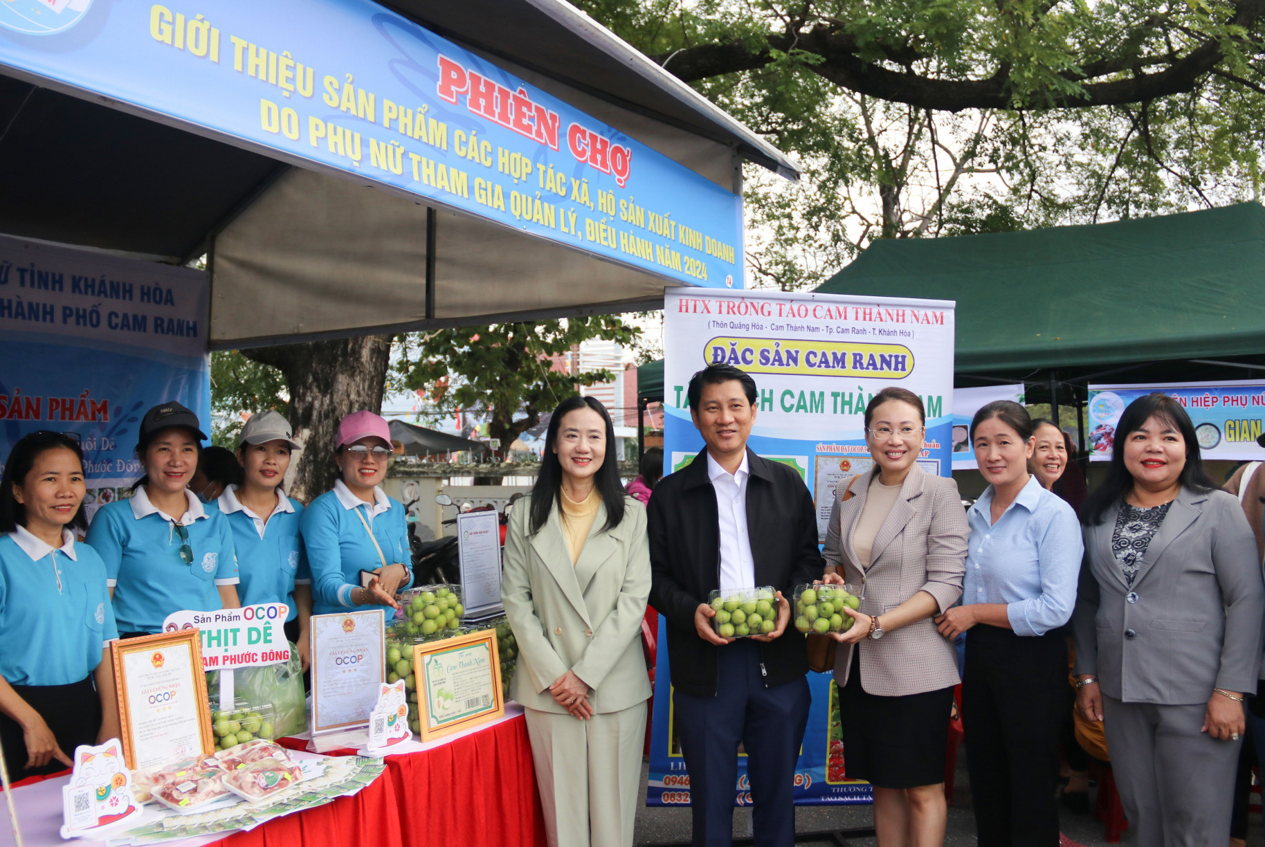 Các đại biểu tham quan phiên chợ.