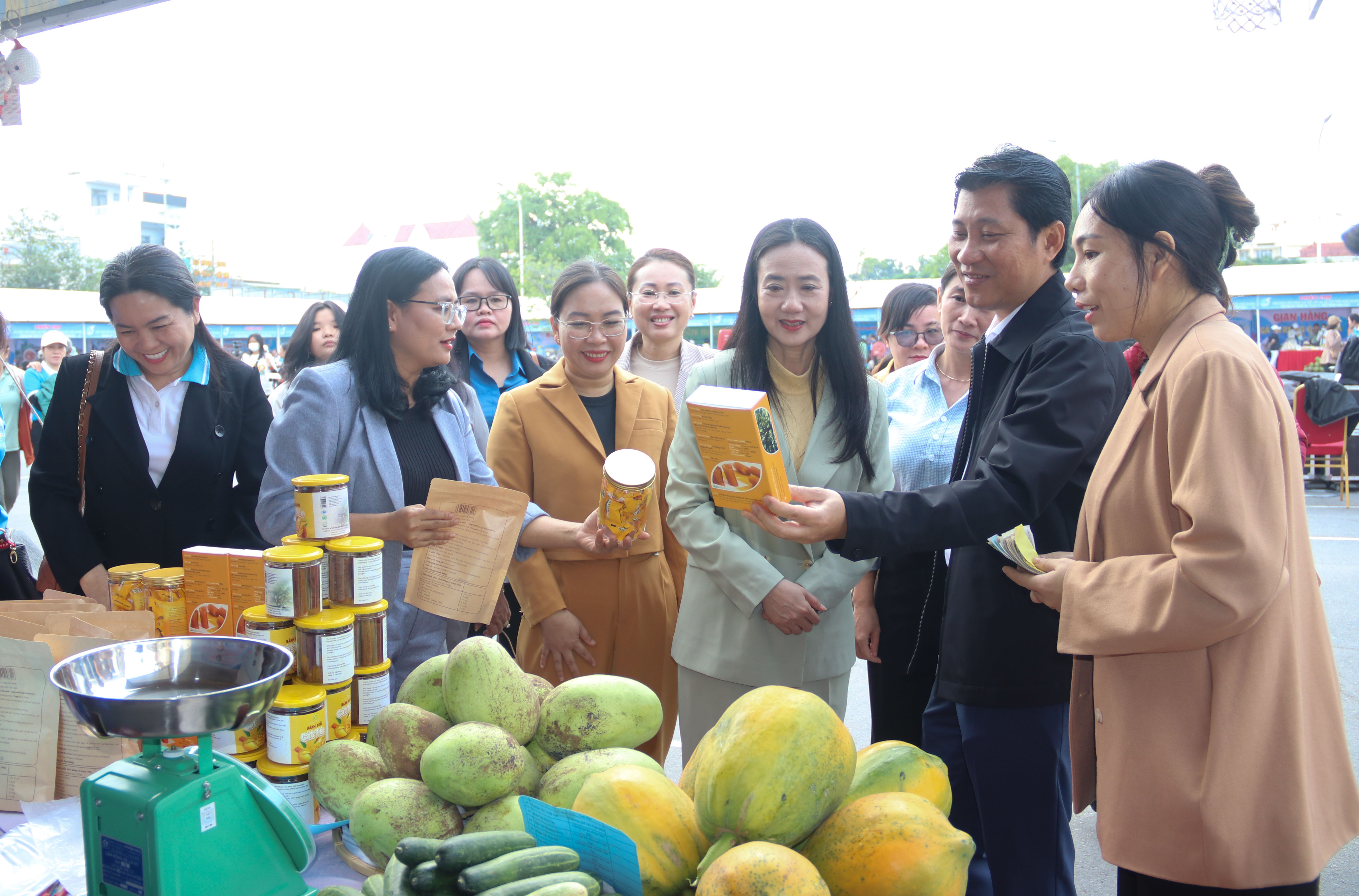 Phiên chợ sản phẩm của các hợp tác xã, hộ sản xuất kinh doanh do phụ nữ tham gia quản lý, điều hành