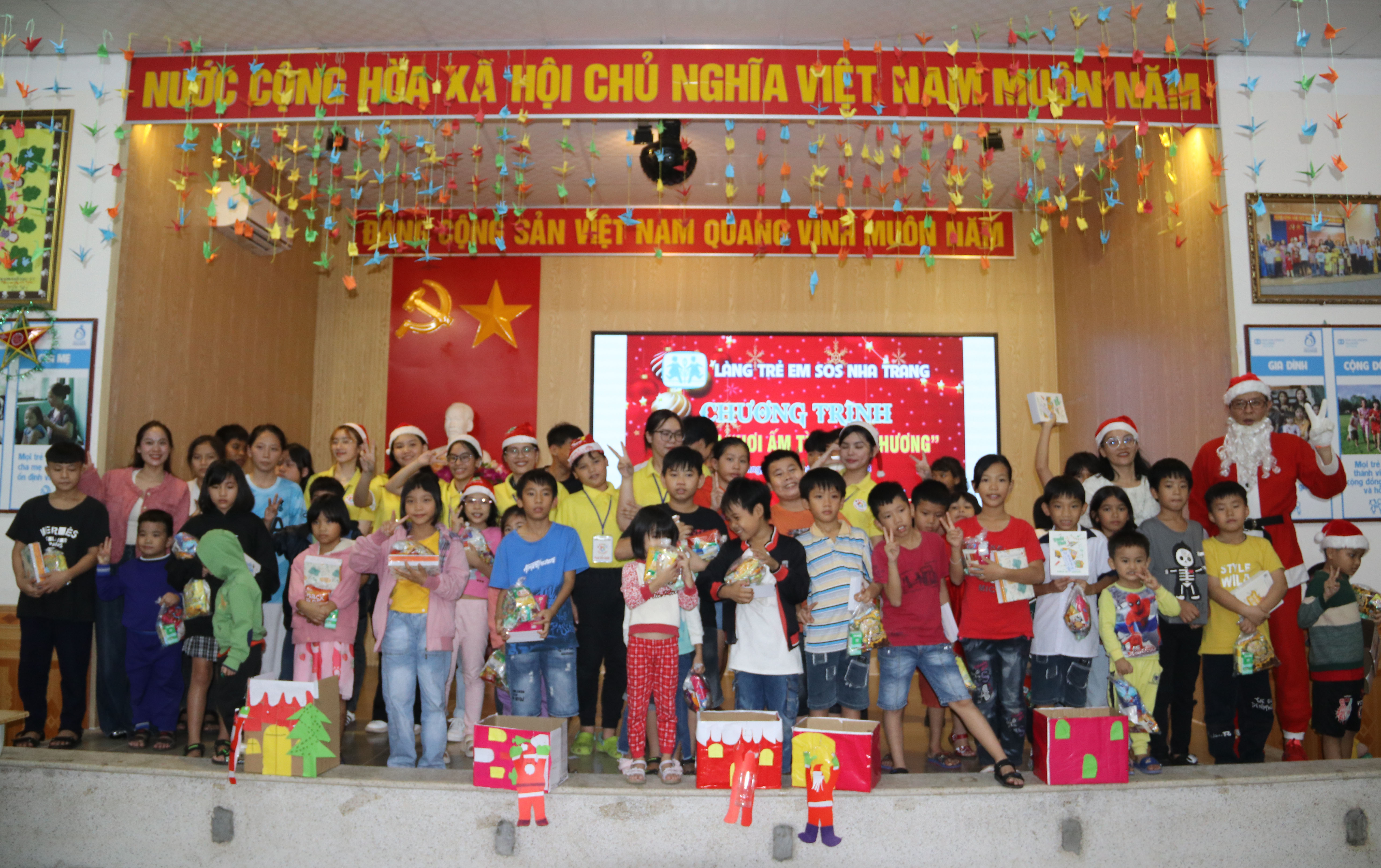 Giáng sinh sớm đến với các em nhỏ Làng Trẻ em SOS Nha Trang