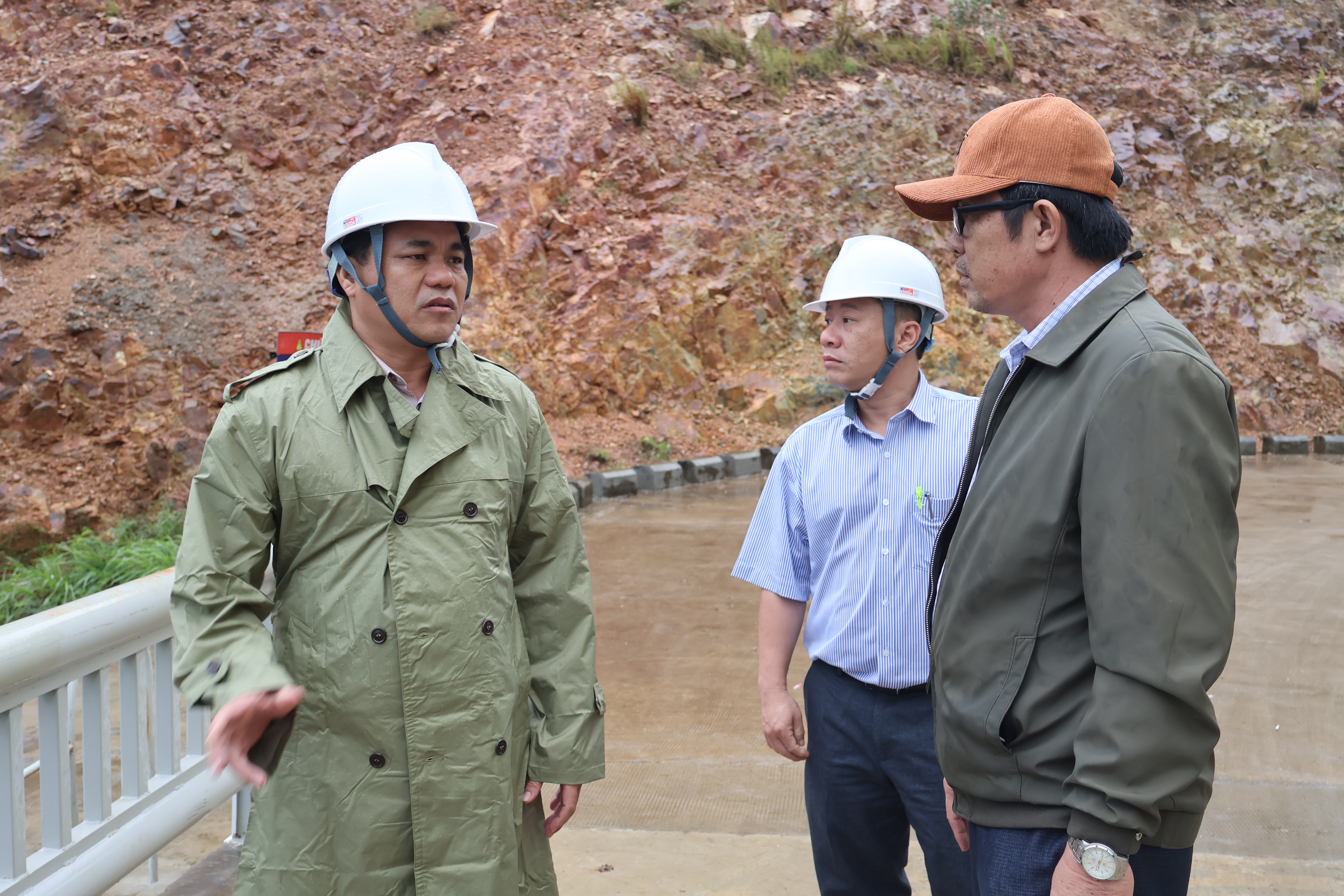 Ông Nguyễn Duy Quang (bìa trái) kiểm tra tại Hồ chứa nước Đắc Lộc.