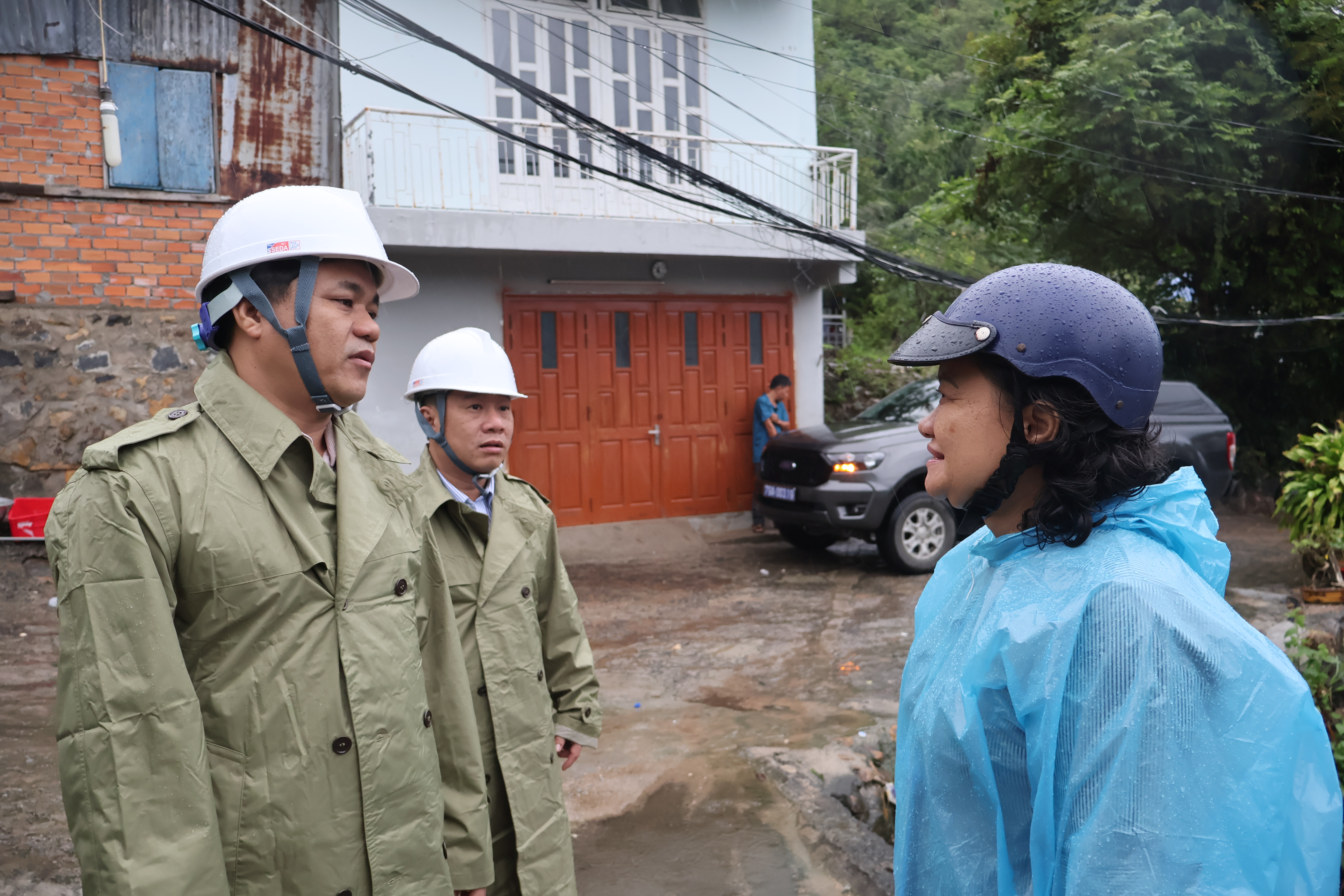 Ông Nguyễn Duy Quang (bìa trái) trao đổi với người dân thôn Thành Phát.