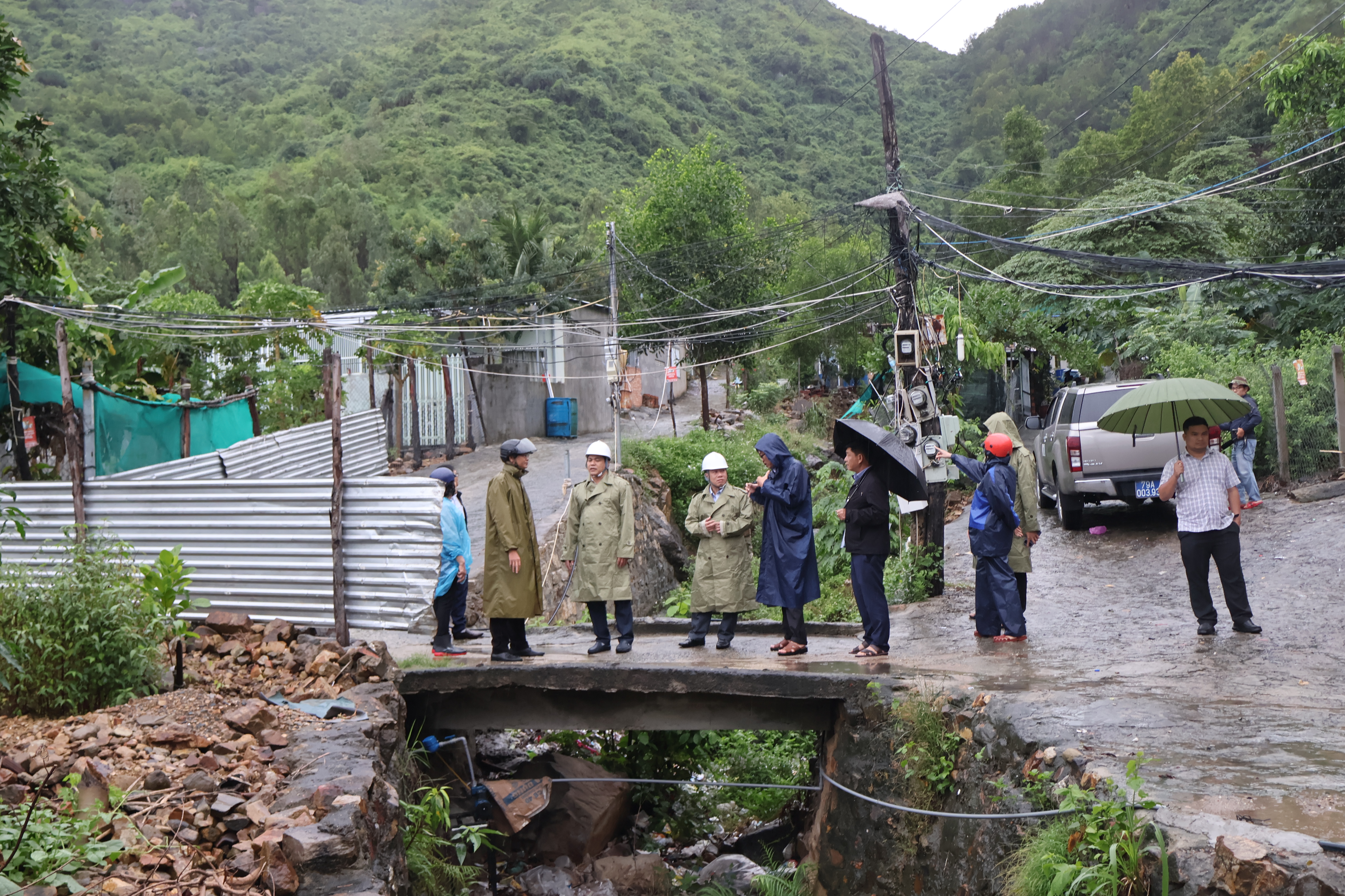 Đoàn kiểm tra tại khu vực thôn Thành Phát (xã Phước Đồng).