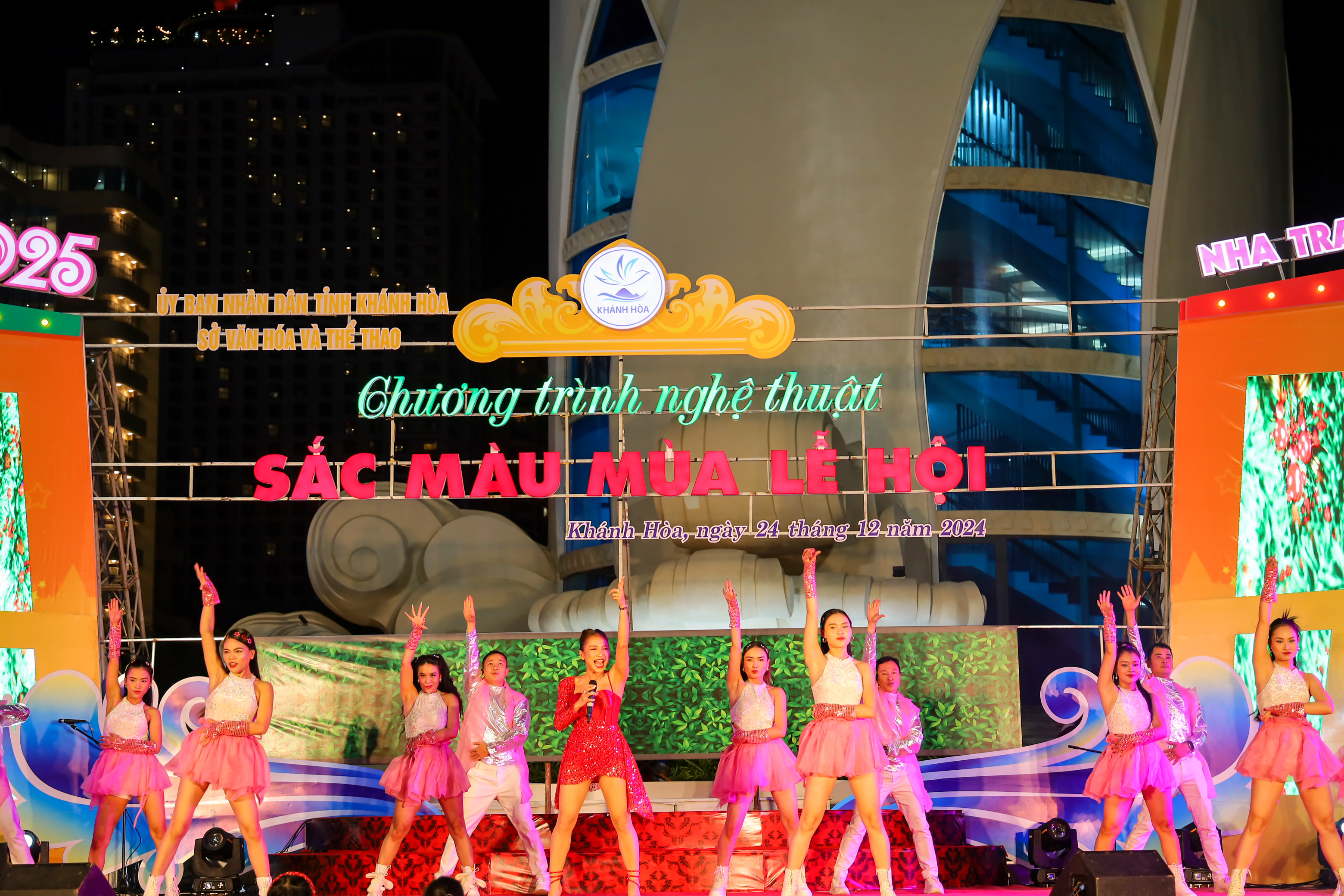 Sôi động chương trình Sắc màu mùa lễ hội