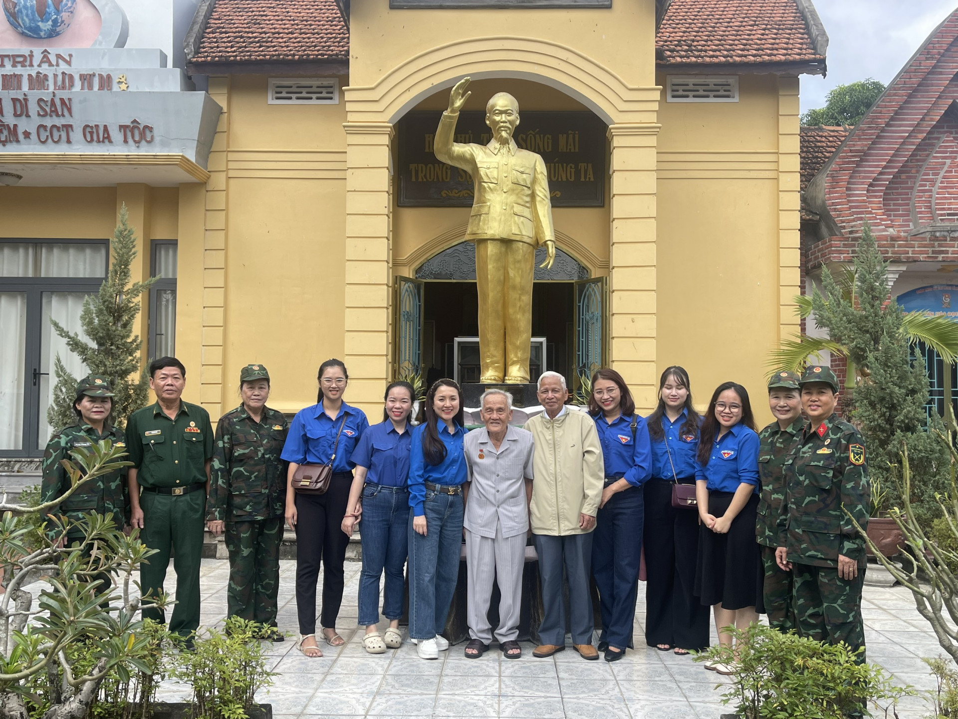 Đại diện Tòa án nhân dân TP. Nha Trang chụp hình lưu niệm với ông Bùi Xuân Phước tại Khu tưởng niệm Chủ tịch Hồ Chí Minh của gia đình ông của gia đình ông.