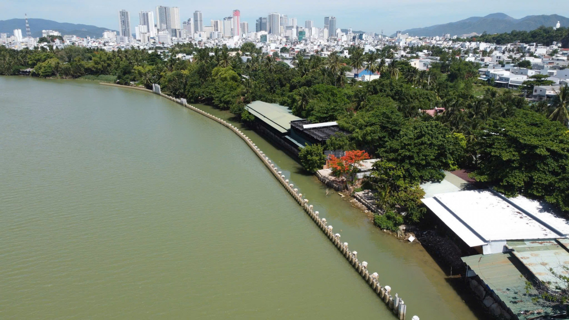 Hạng mục kè sông Cái Nha Trang thuộc dự án CCSEP Nha Trang đang còn dang dở.