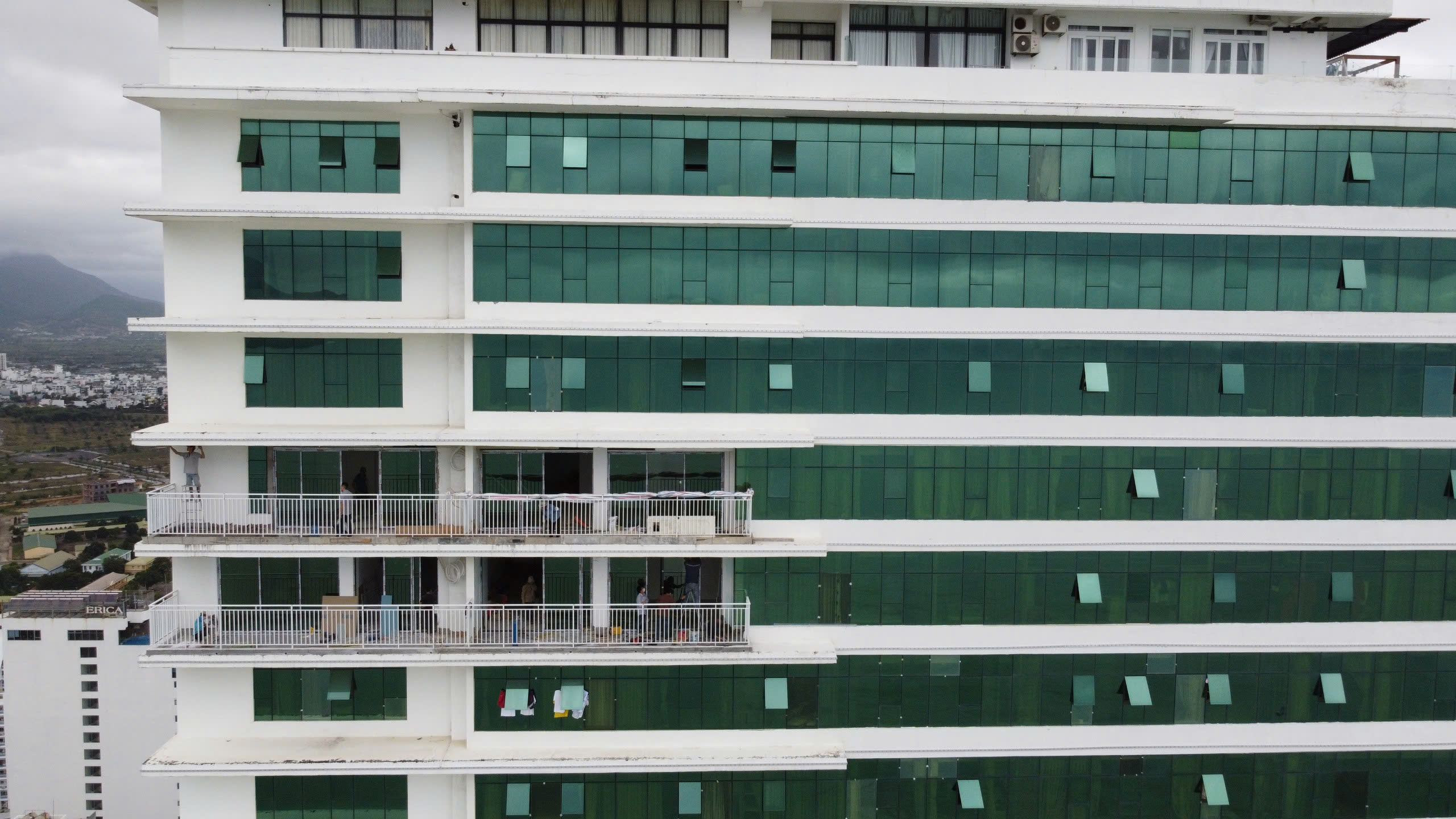 Tòa nhà Mường Thanh 60 Trần Phú: Có 7 căn hộ tại tầng 41 - 42 cơi nới trái phép ban công trên mái hiên