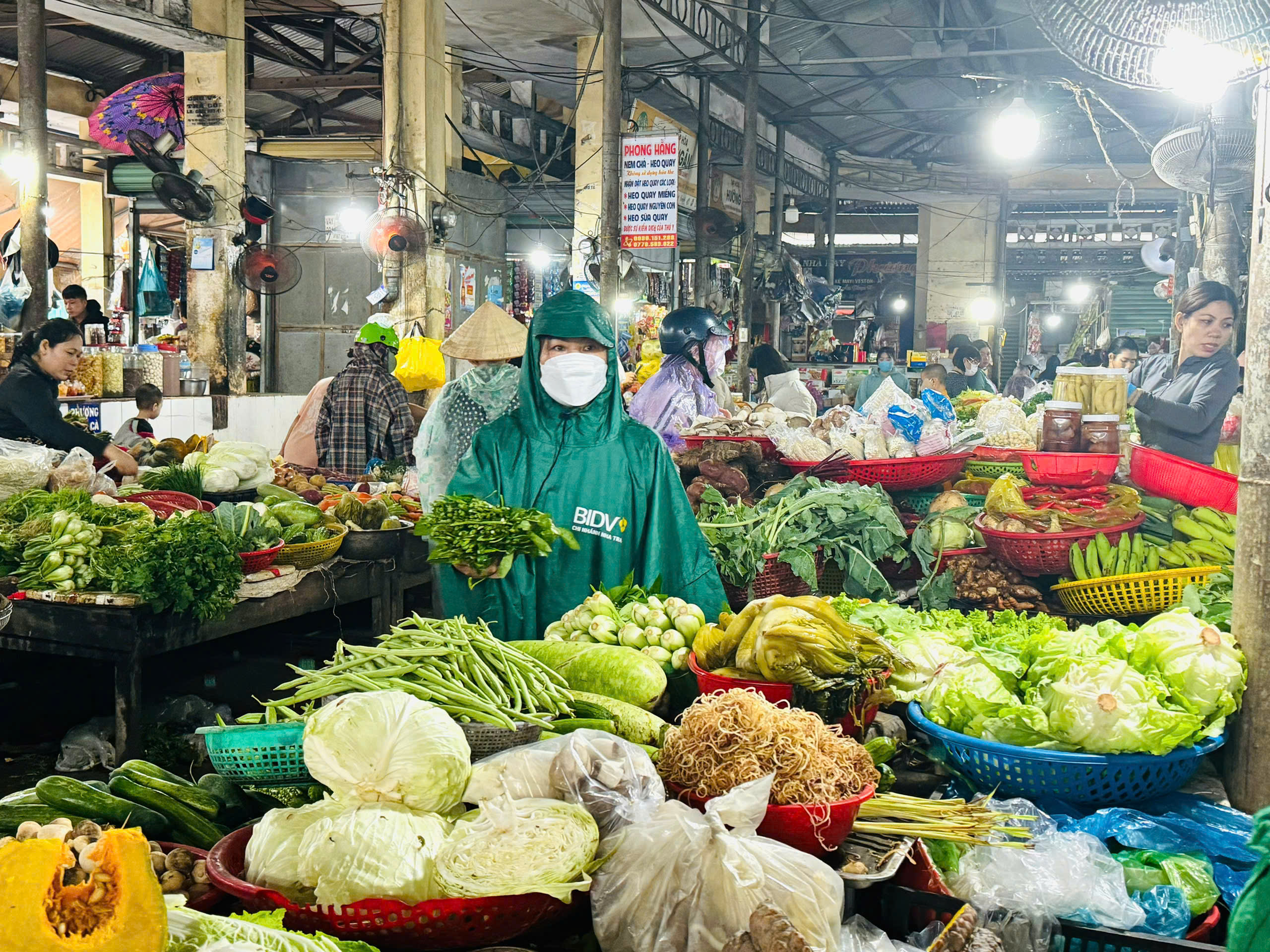 Mưa nhiều nên rau ăn lá không được dồi dào như trước