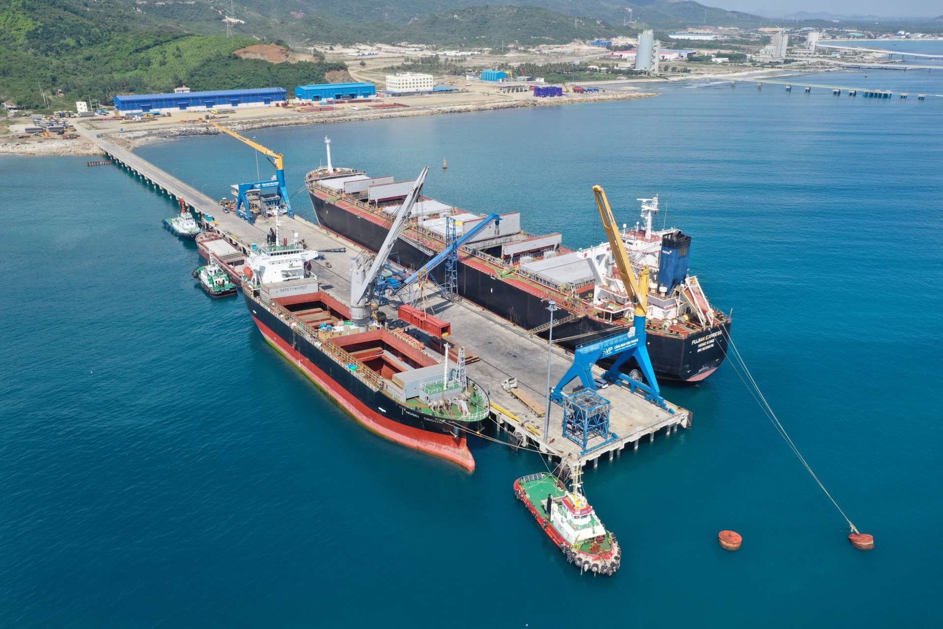 Export cargo transportation activities at Nam Van Phong General Port.